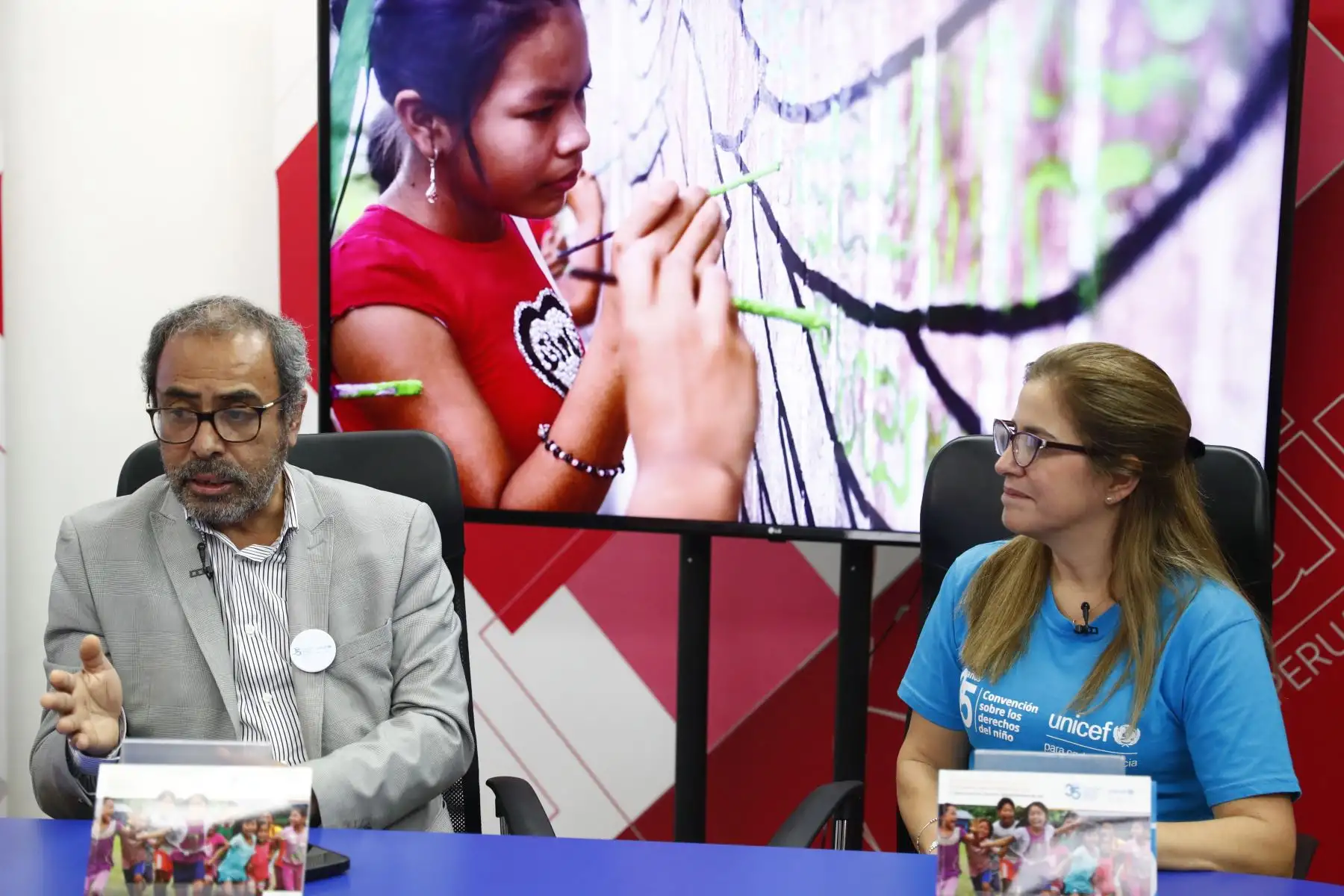 Carla Valla, Oficial de Políticas Sociales de UNICEF Perú, junto a Ricardo Montero, Gerente de Publicaciones Oficiales en Editora Perú, anunció en Andina Canal Online la publicación del libro sobre la Convención de los Derechos del Niño en idiomas castellano, quechua y shipibo, a cargo de Unicef y el Diario Oficial El Peruano. Foto: ANDINA/Daniel Bracamonte