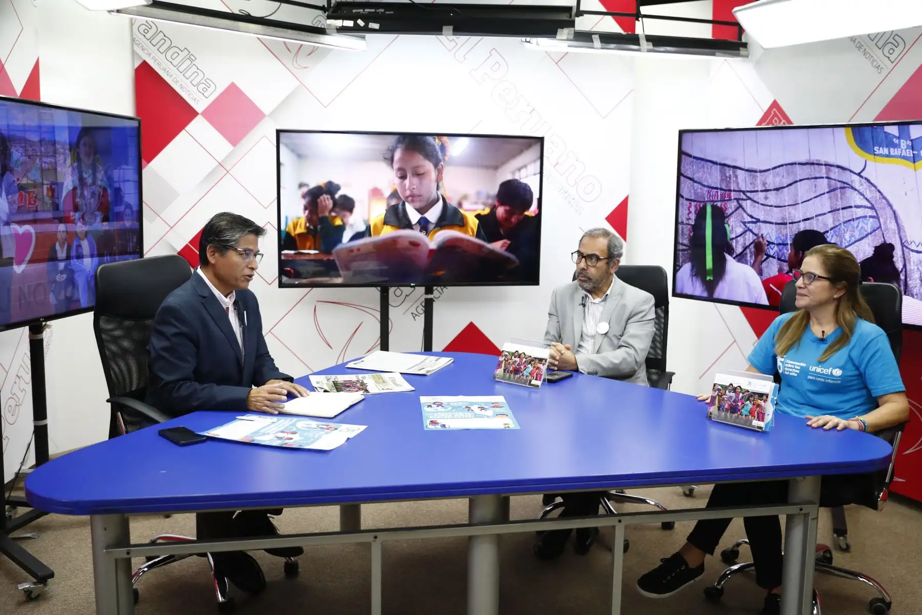Durante una entrevista en Andina Canal Online, se anunció la publicación del libro sobre la Convención de los Derechos del Niño en idiomas castellano, quechua y shipibo, a cargo de Unicef y el Diario Oficial El Peruano. Foto: ANDINA/Daniel Bracamonte