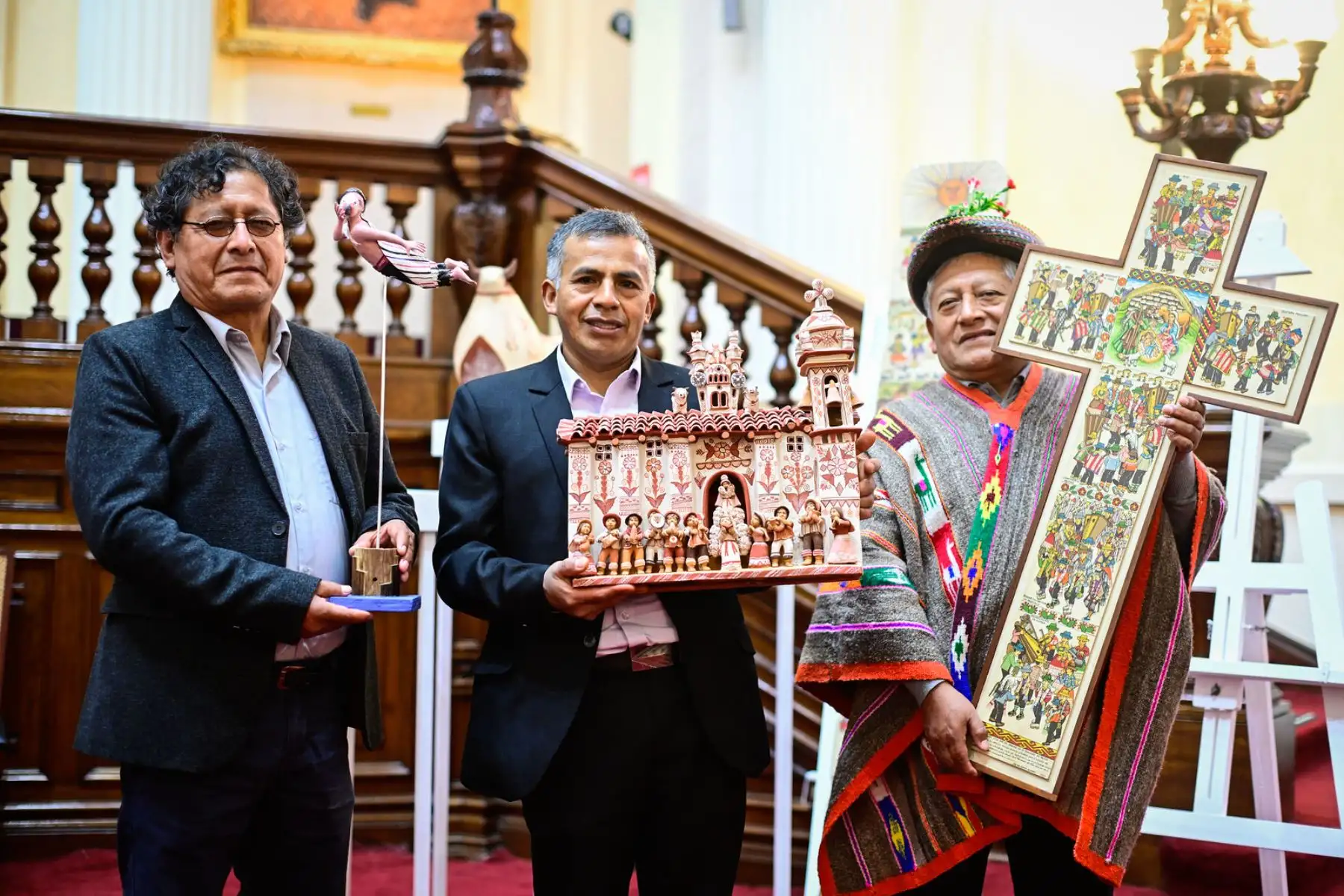 Se trata de los ayacuchanos Artemio Poma Gutiérrez, especialista en alfarería y cerámica, y Julián Ramos Alfaro, experto en pintura. Además, Marcelino Gonzales Paucar, natural de Junín y especialista en trabajos en imaginería.
Foto: Mincetur