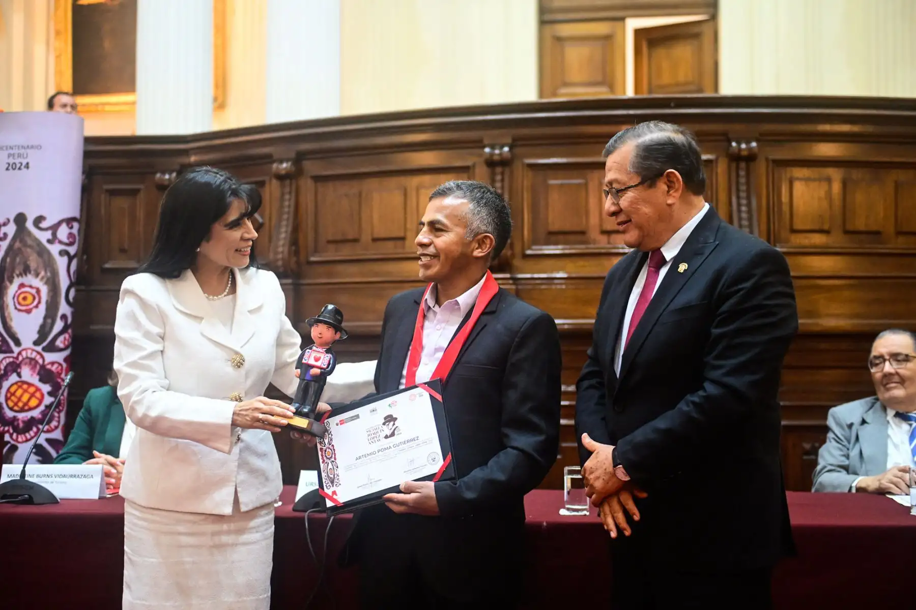 El Ministerio de Comercio Exterior y Turismo  anunció a los tres artesanos ganadores de la medalla “Joaquín López Antay – Edición 2024”, una de las condecoraciones más importantes que otorga el Estado peruano a los artesanos del país.
Foto: Mincetur