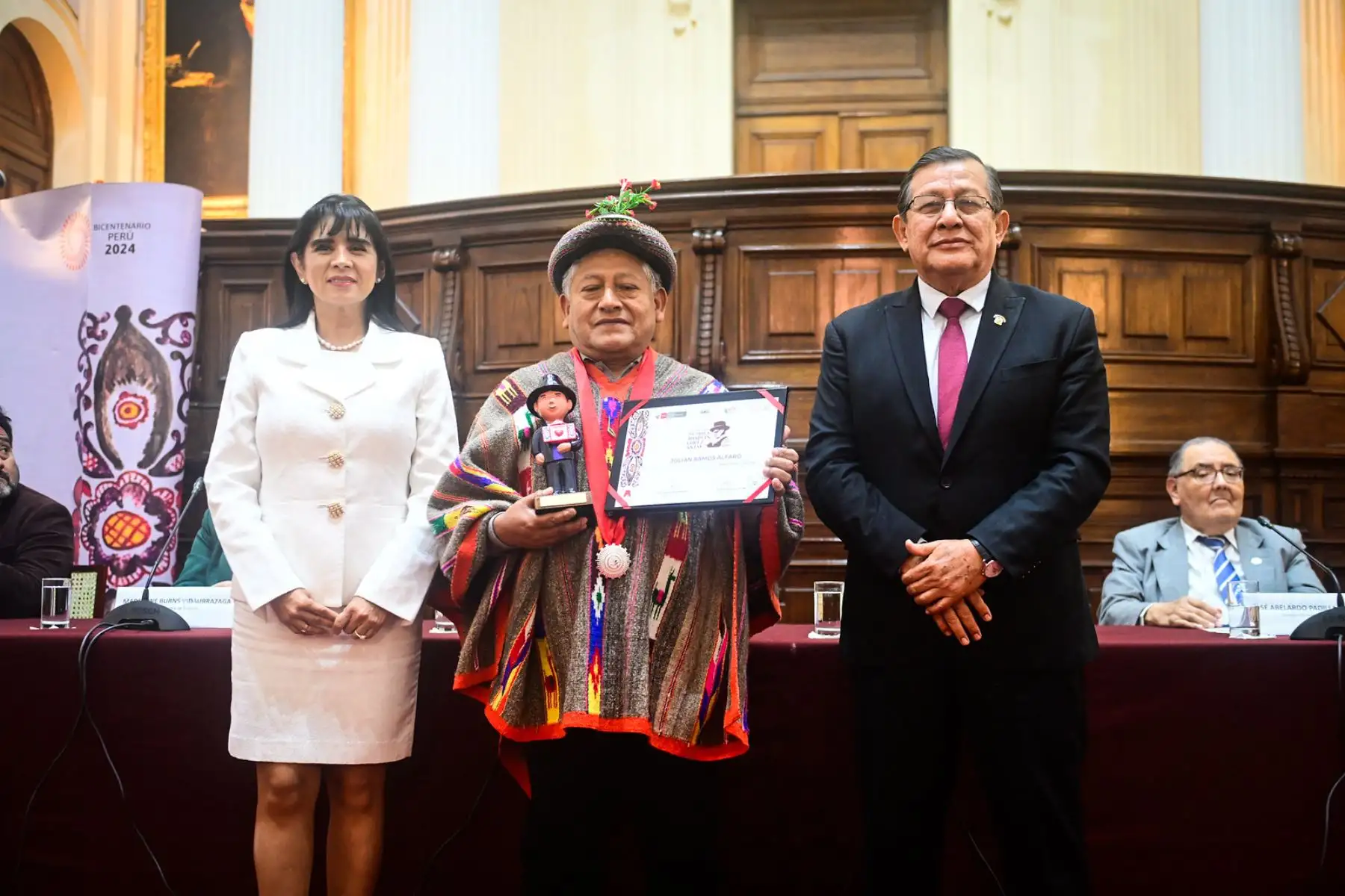 El Ministerio de Comercio Exterior y Turismo  anunció a los tres artesanos ganadores de la medalla “Joaquín López Antay – Edición 2024”, una de las condecoraciones más importantes que otorga el Estado peruano a los artesanos del país.
Foto: Mincetur