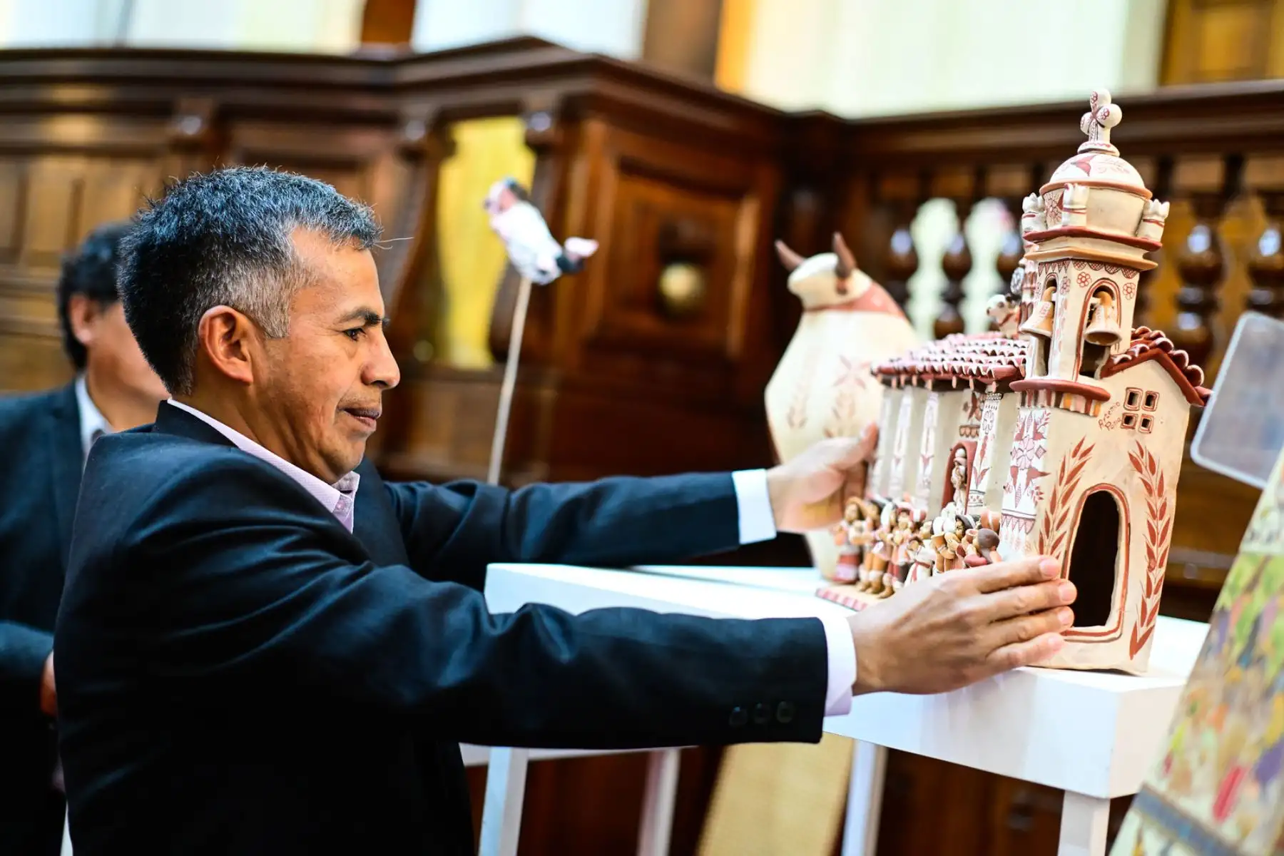 El Ministerio de Comercio Exterior y Turismo  anunció a los tres artesanos ganadores de la medalla “Joaquín López Antay – Edición 2024”, una de las condecoraciones más importantes que otorga el Estado peruano a los artesanos del país.
Foto: Mincetur