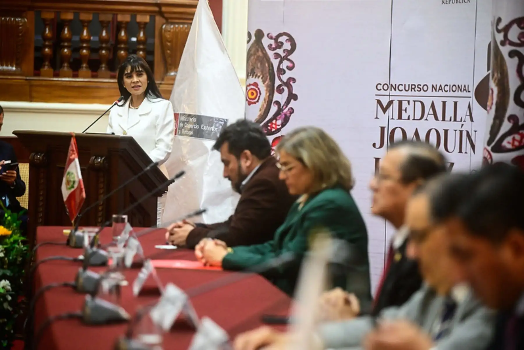 La ministra de Comercio Exterior y Turismo, Desilú León, destacó la labor que realizan estos grandes maestros de la artesanía nacional, y valoró la gran experiencia en el rubro artesanal de los tres ganadores de esta edición.
Foto: Mincetur