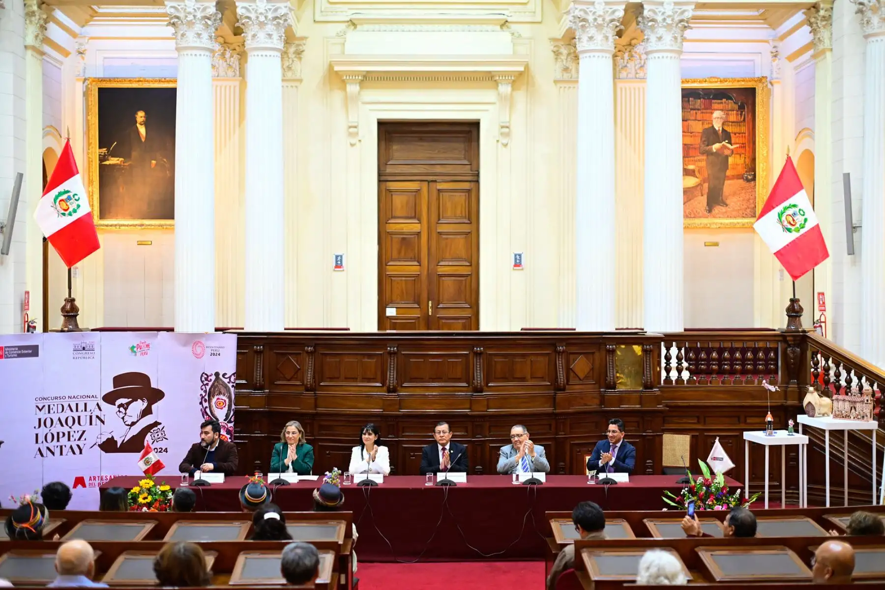 Se trata de los ayacuchanos Artemio Poma Gutiérrez, especialista en alfarería y cerámica, y Julián Ramos Alfaro, experto en pintura. Además, Marcelino Gonzales Paucar, natural de Junín y especialista en trabajos en imaginería.
Foto: Mincetur
Foto: Mincetur