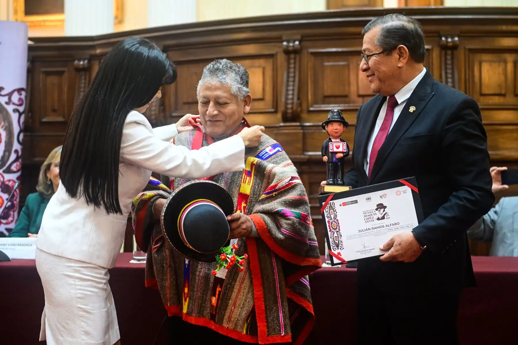 El Ministerio de Comercio Exterior y Turismo  anunció a los tres artesanos ganadores de la medalla “Joaquín López Antay – Edición 2024”, una de las condecoraciones más importantes que otorga el Estado peruano a los artesanos del país.
Foto: Mincetur