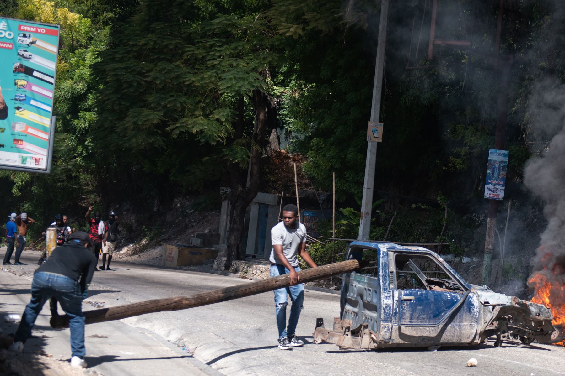 Personas sostienen un tronco en una calle de Puerto Príncipe (Haití). Al menos 28 presuntos miembros de grupos armados fueron abatidos en la zona metropolitana de Puerto Príncipe por miembros de la Policía Nacional.
Foto: EFE