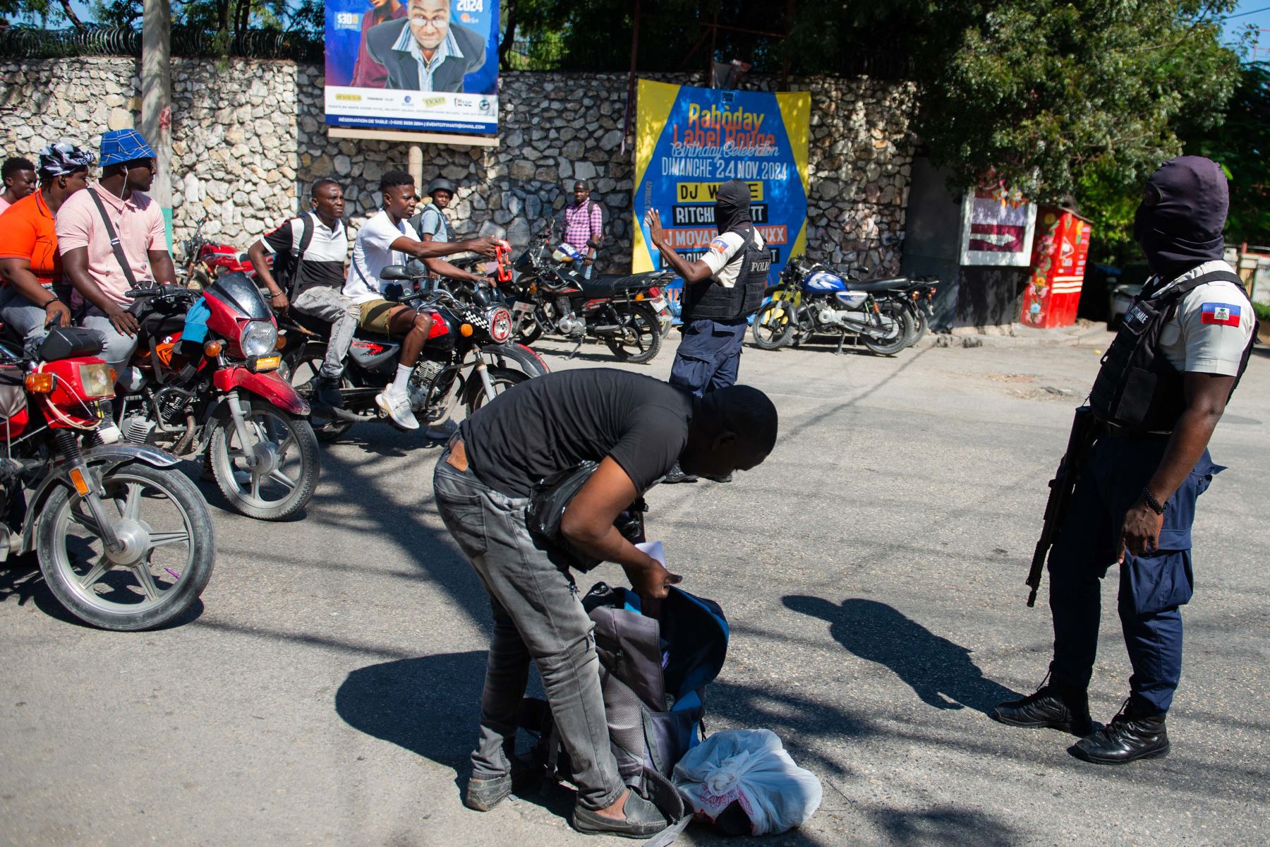 Agentes de policía detienen a personas en un puesto de control en Petion-Ville, un suburbio de Puerto Príncipe, Haití.
Foto: AFP