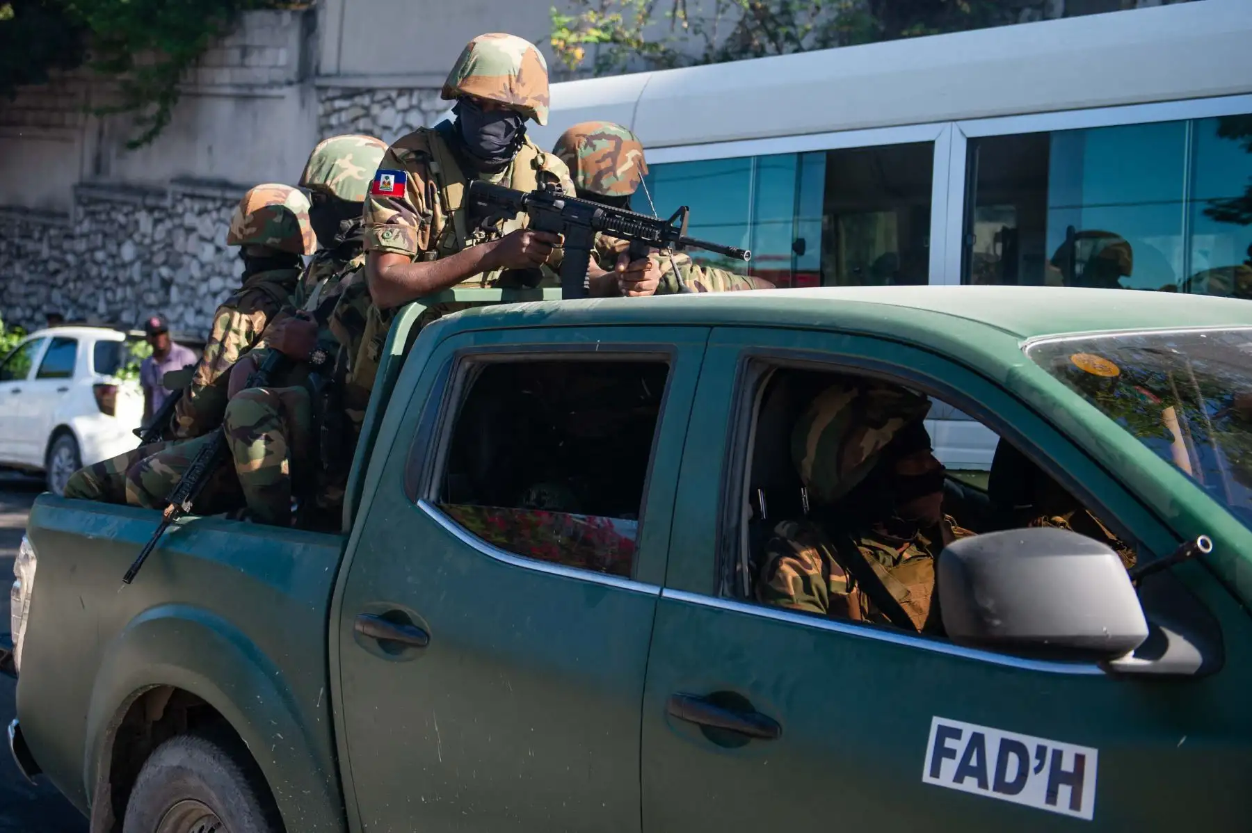 Miembros de las Fuerzas Armadas de Haití patrullan en Petion-Ville, un suburbio de Puerto Príncipe, Haití. La policía y los grupos civiles de autodefensa mataron a 28 presuntos pandilleros en la capital haitiana.
Foto: AFP