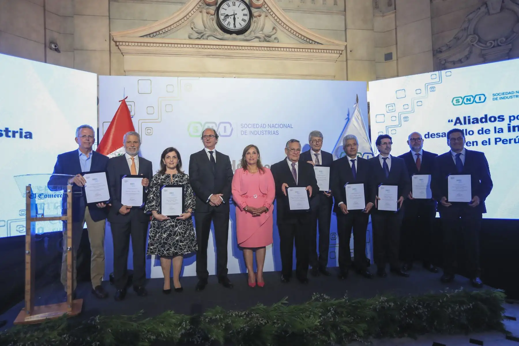 La presidenta de la república, Dina Ercilia Boluarte Zegarra, participa en el reconocimiento "Aliados por el desarrollo de la industria peruana", organizado por la Sociedad Nacional de Industrias.
Foto: ANDINA/Prensa Presidencia