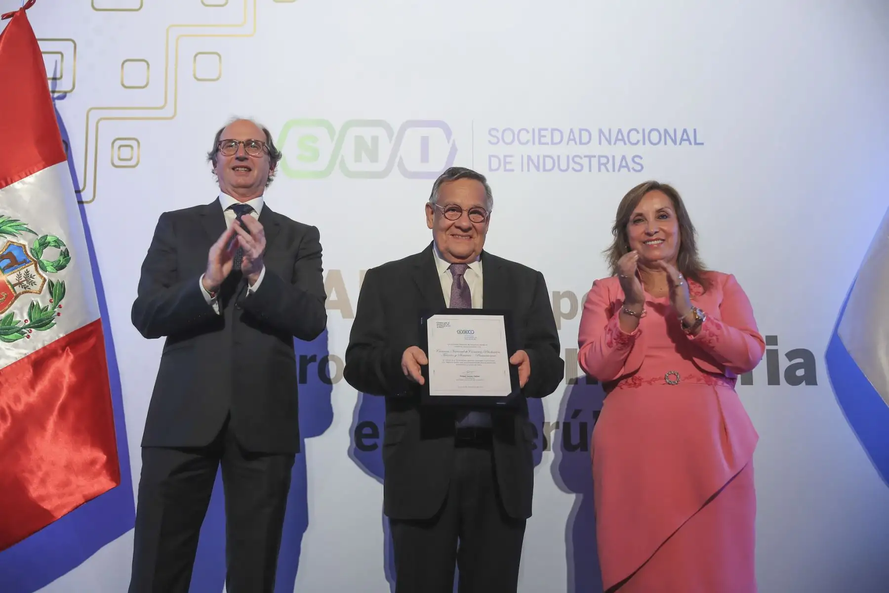 La presidenta de la república, Dina Ercilia Boluarte Zegarra, participa en el reconocimiento "Aliados por el desarrollo de la industria peruana", organizado por la Sociedad Nacional de Industrias.
Foto: ANDINA/Prensa Presidencia