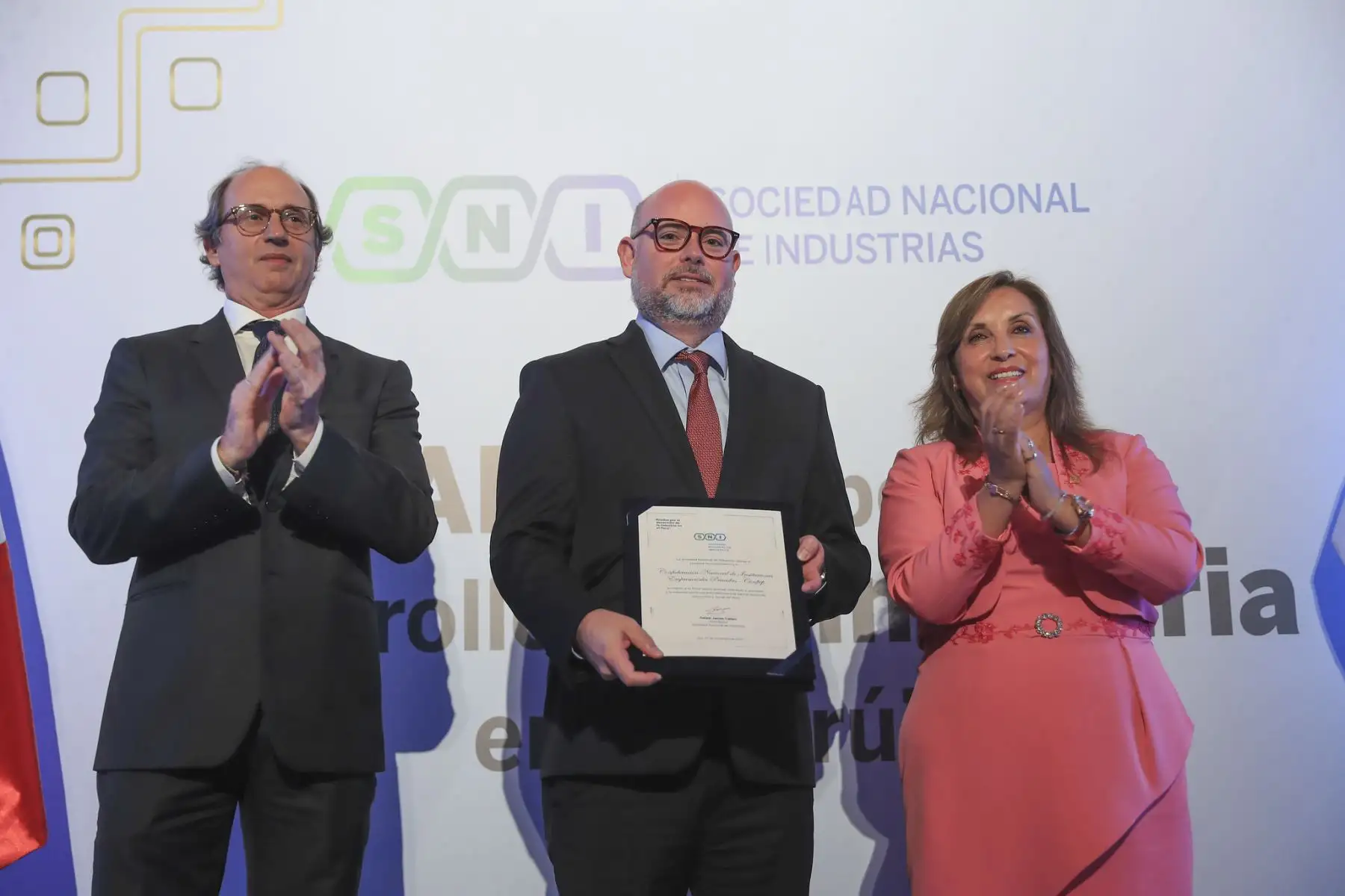 La presidenta de la república, Dina Ercilia Boluarte Zegarra, participa en el reconocimiento "Aliados por el desarrollo de la industria peruana", organizado por la Sociedad Nacional de Industrias.
Foto: ANDINA/Prensa Presidencia