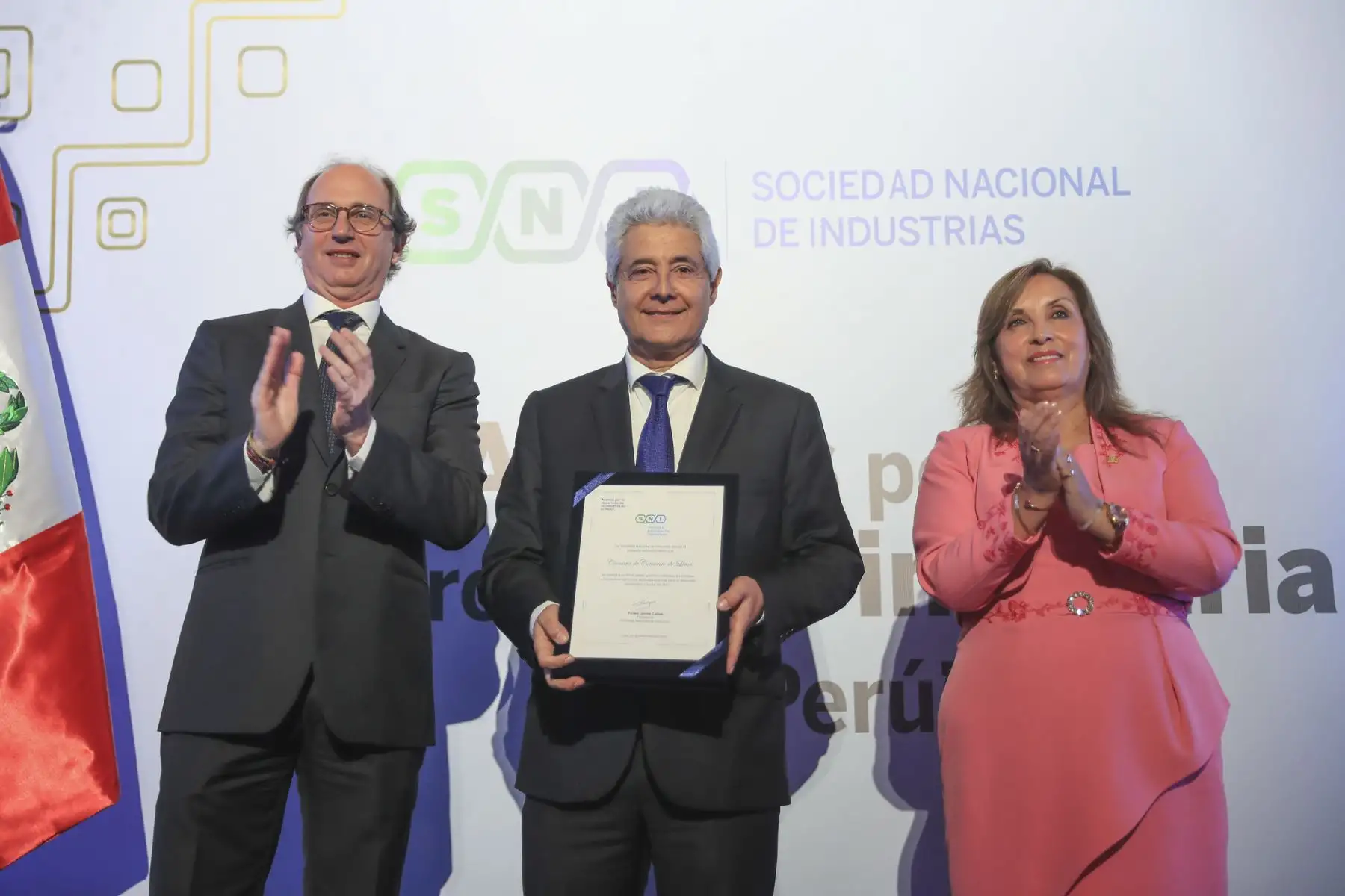 La presidenta de la república, Dina Ercilia Boluarte Zegarra, participa en el reconocimiento "Aliados por el desarrollo de la industria peruana", organizado por la Sociedad Nacional de Industrias.
Foto: ANDINA/Prensa Presidencia