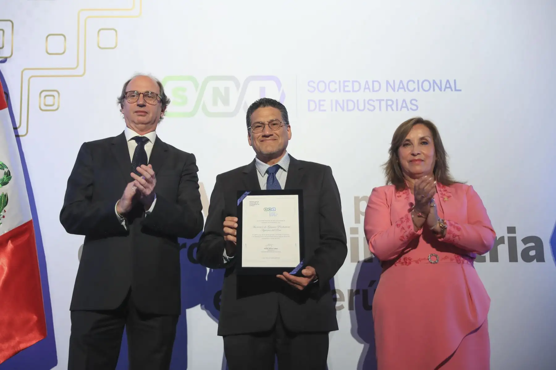 La presidenta de la república, Dina Ercilia Boluarte Zegarra, participa en el reconocimiento "Aliados por el desarrollo de la industria peruana", organizado por la Sociedad Nacional de Industrias.
Foto: ANDINA/Prensa Presidencia