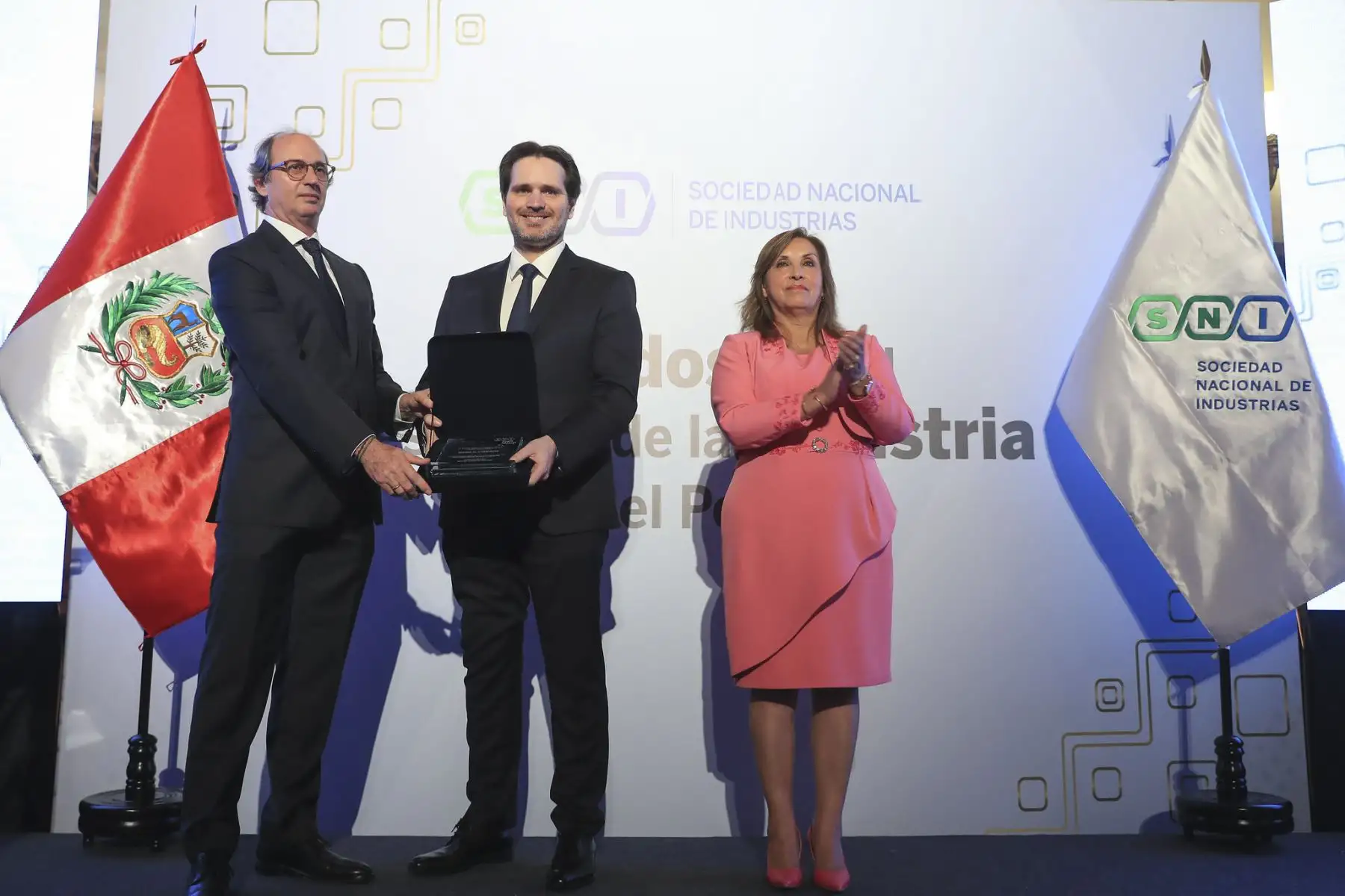 La presidenta de la república, Dina Ercilia Boluarte Zegarra, participa en el reconocimiento "Aliados por el desarrollo de la industria peruana", organizado por la Sociedad Nacional de Industrias.
Foto: ANDINA/Prensa Presidencia