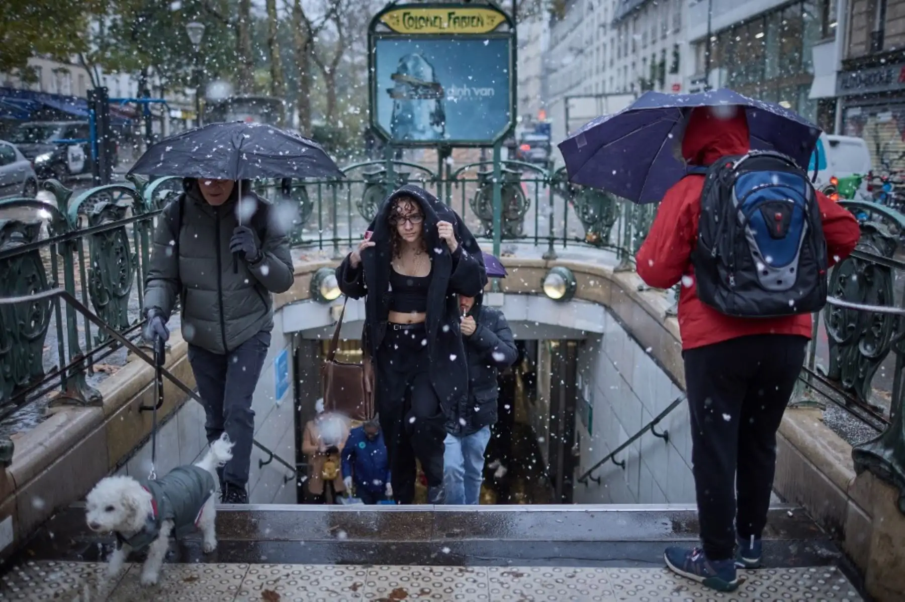 Un viajero sale de la estación de metro Coronel Fabien en medio de fuertes nevadas mientras París se encuentra bajo la segunda advertencia meteorológica más alta del servicio meteorológico nacional francés por nieve, en el centro de París. Foto: AFP