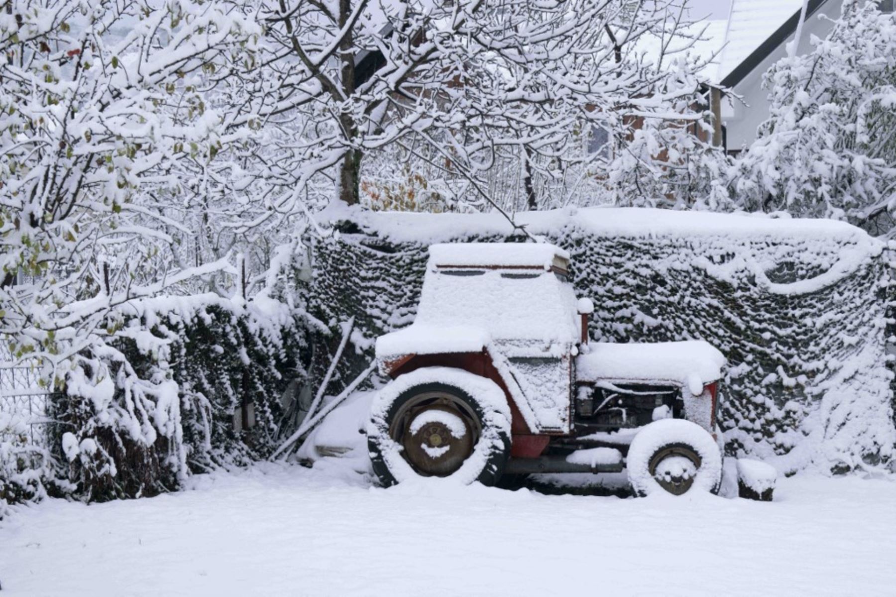 Un tractor está cubierto de nieve en las afueras de Pristina cuando la primera nevada cubre la ciudad de Kosovo. Foto: AFP