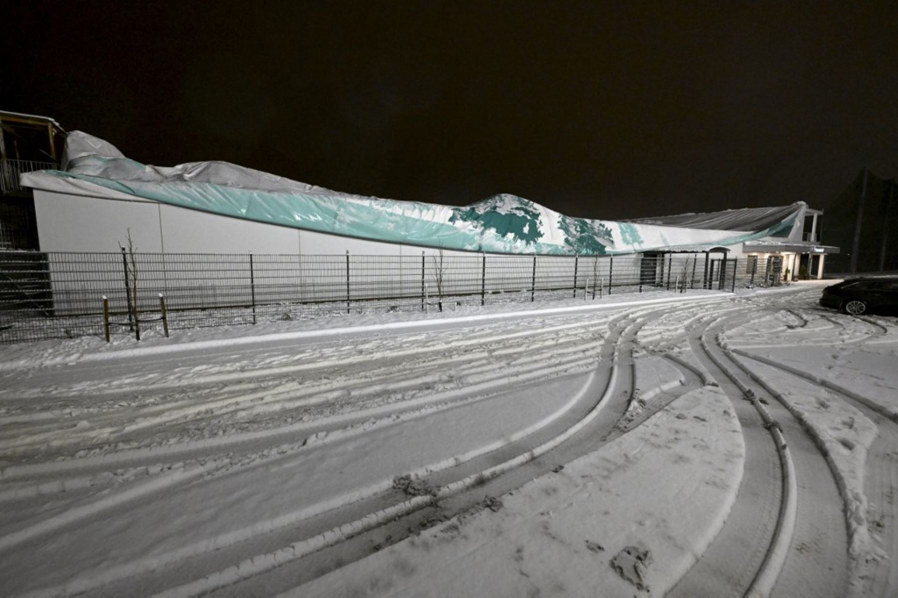 Pabellón de deportes derrumbado bajo el peso de la nieve húmeda en Espoo, Finlandia. Foto: AFP