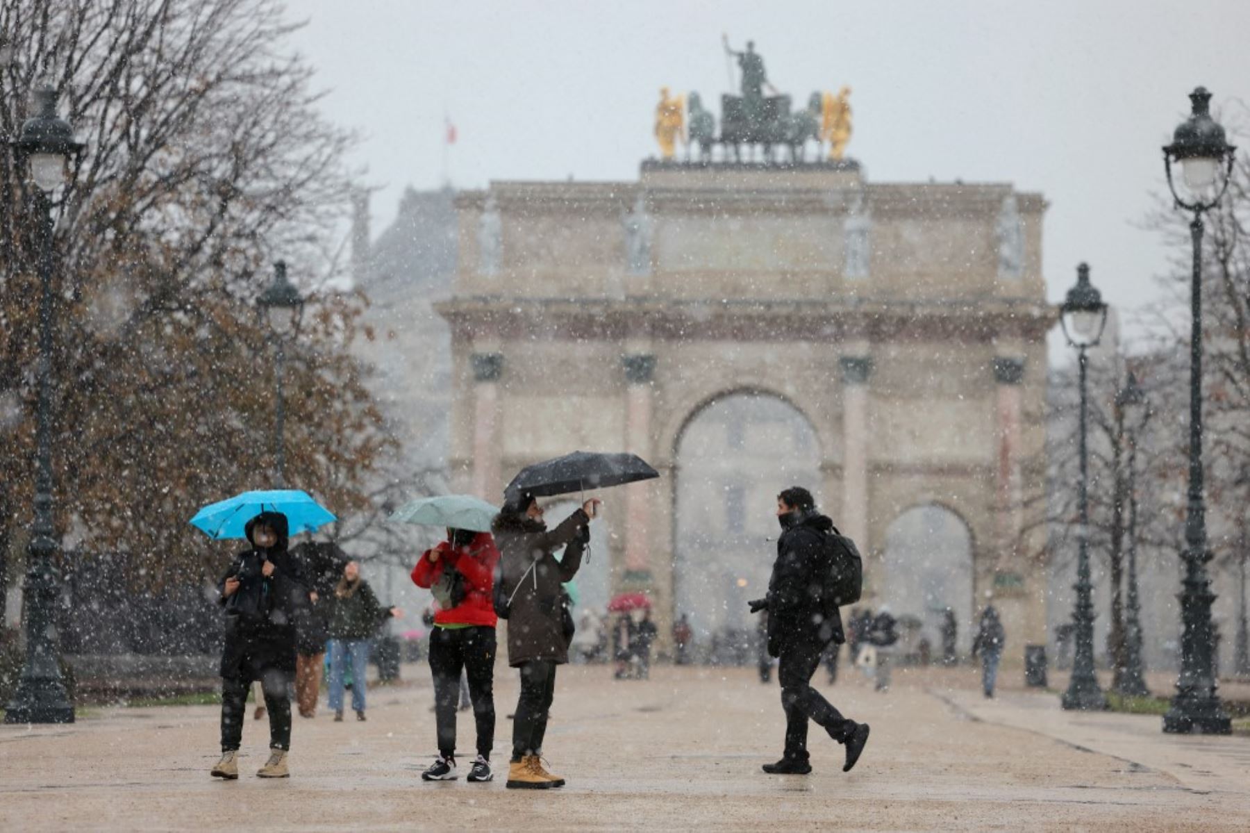 La gente camina bajo fuertes nevadas en el Jardín de las Tullerías mientras París se encuentra bajo la segunda advertencia meteorológica más alta del servicio meteorológico nacional francés de nieve, en el centro de París. Foto: AFP