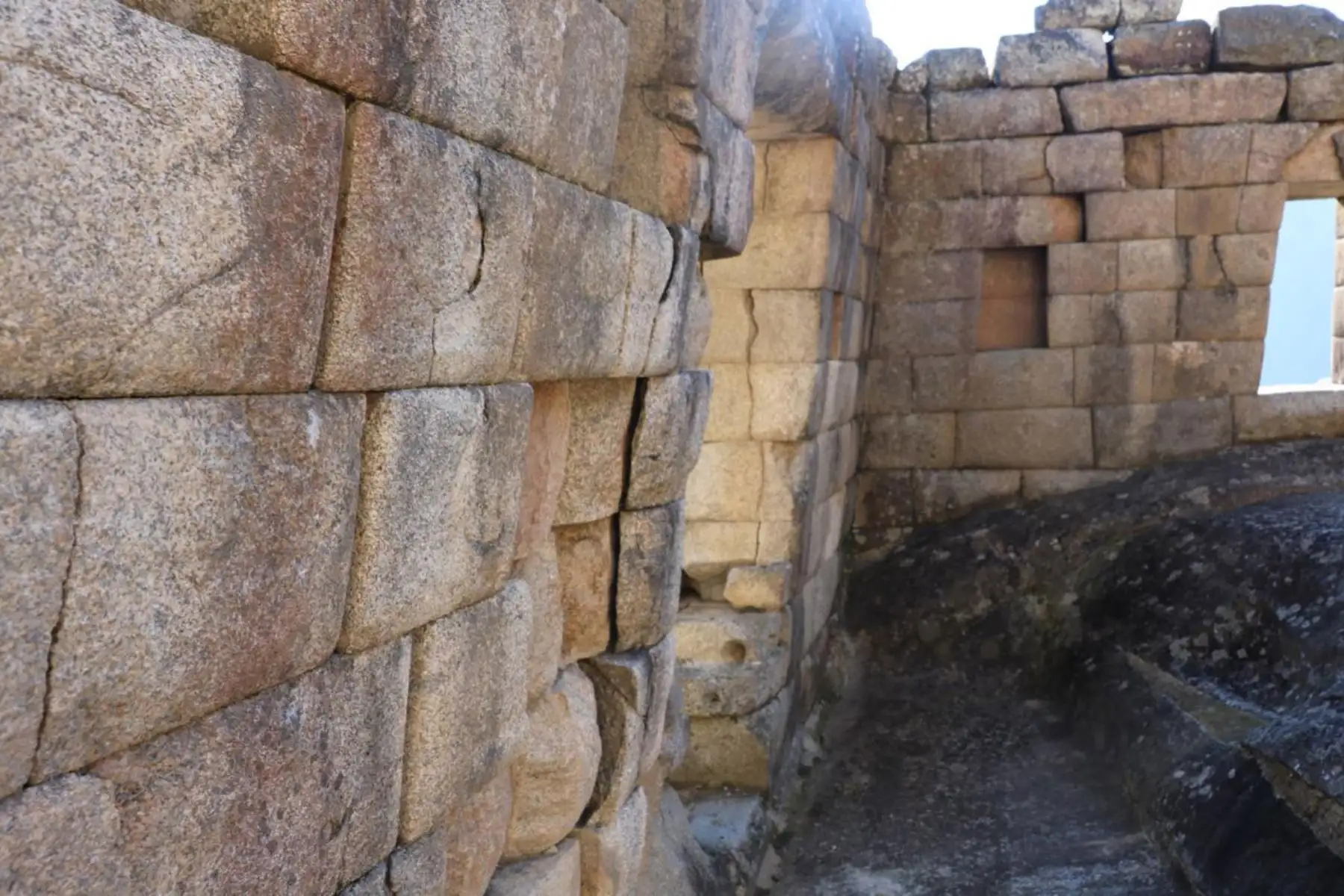 Se han identificado más de 3,000 fisuras en monumentos incas y coloniales del Cusco, producto de sismos asociados a fallas geológicas activas. Fotos: Cortesía Andy Combey/Carlos Benavente