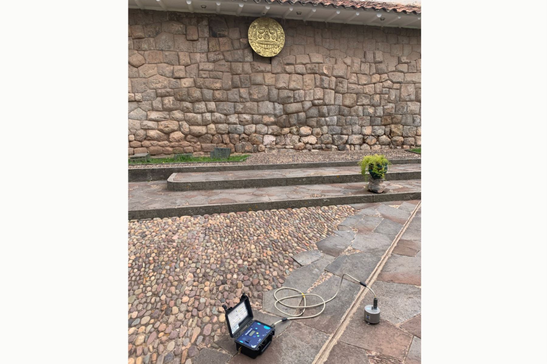 Como parte del proyecto Archives, se han instalado tres sensores en el templo Wiracocha, en el parque arqueológico de Raqchi, para estudiar cómo factores climáticos y sismos impactan en su conservación. Foto: Cortesía Andy Combey