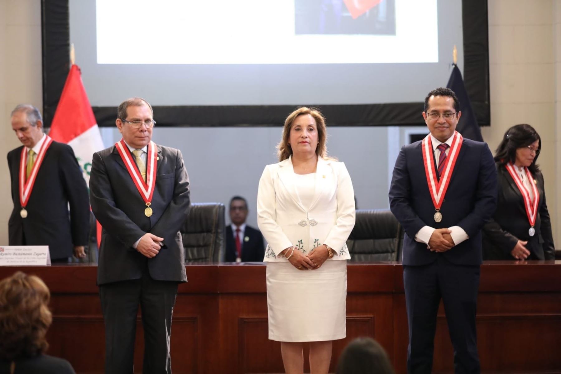 Presidenta Dina Boluarte participa en ceremonia de juramentación del nuevo presidente del JNE, 