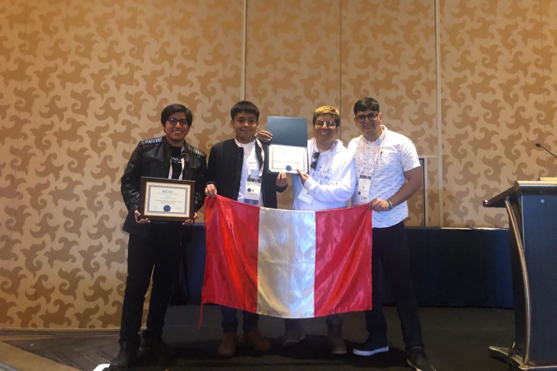 Equipo de la Universidad de Ingeniería y Tecnología (UTEC), integrado por Kelman Richard, José Rodas, Piero Varela y Diego Castro, se coronó campeón del Chem-E Jeopardy en el AIChE Annual Student Conference 2024 en San Diego, EE.UU., un evento que congrega a estudiantes de todo el mundo para competir por el título.