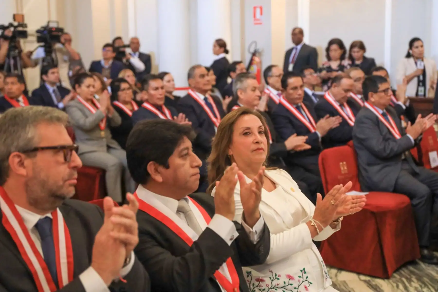 La presidenta Dina Boluarte participa en la ceremonia de juramentación del nuevo presidente del Jurado Nacional de Elecciones, Roberto Burneo Bermejo. Foto: ANDINA/Prensa Presidencia