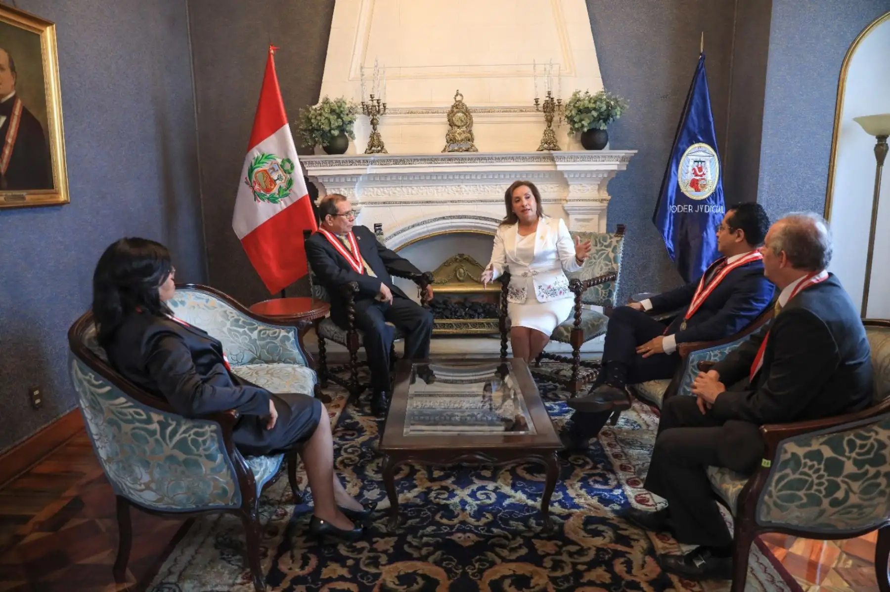 La presidenta Dina Boluarte participa en la ceremonia de juramentación del nuevo presidente del Jurado Nacional de Elecciones, Roberto Burneo Bermejo. Foto: ANDINA/Prensa Presidencia