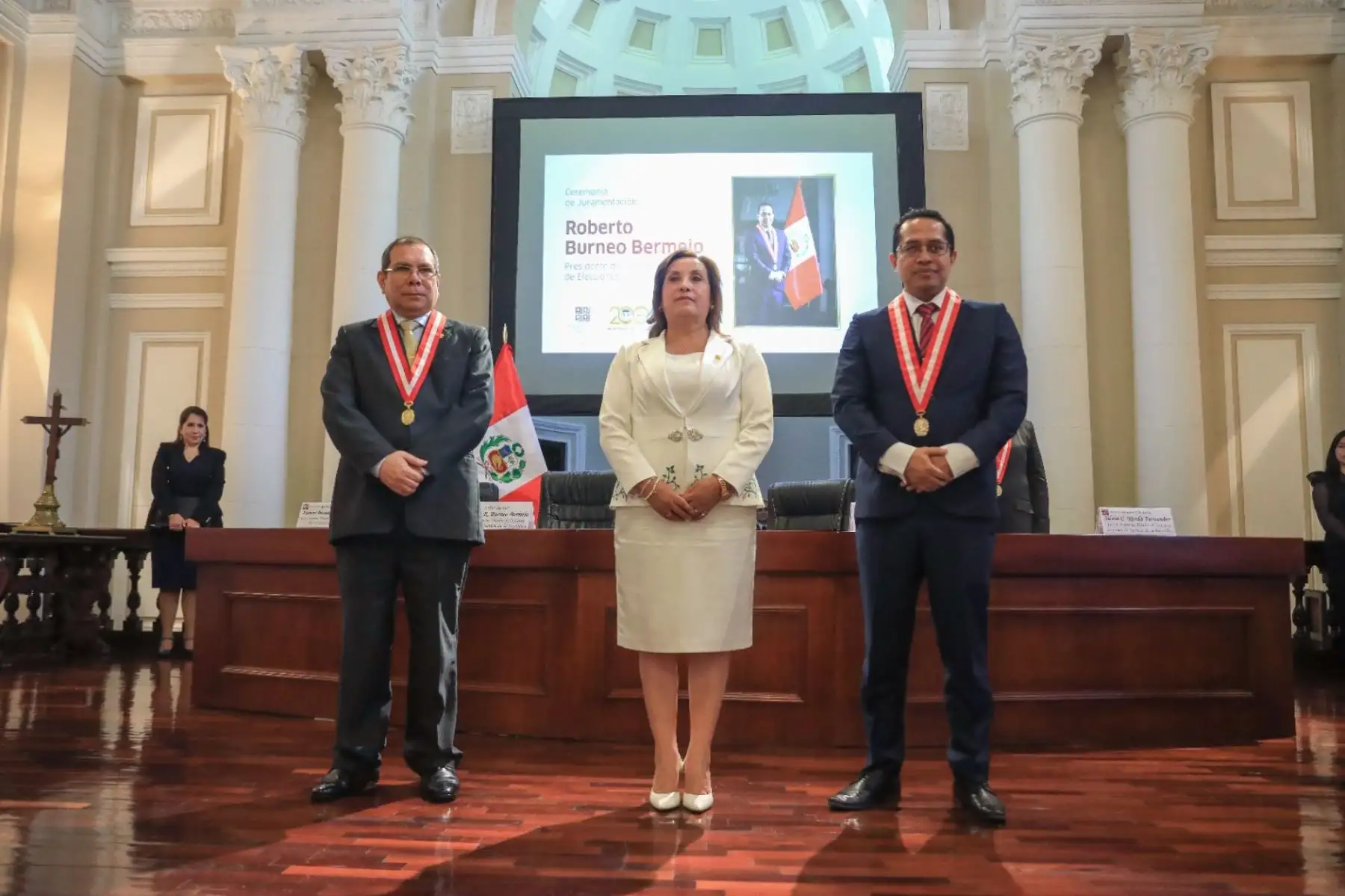 La presidenta Dina Boluarte participa en la ceremonia de juramentación del nuevo presidente del Jurado Nacional de Elecciones, Roberto Burneo Bermejo. Foto: ANDINA/Prensa Presidencia