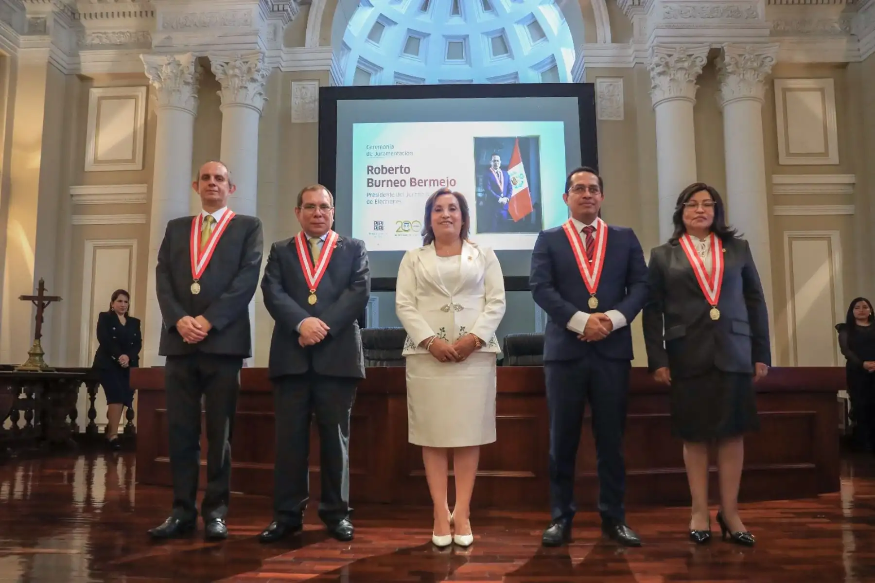 La presidenta Dina Boluarte participa en la ceremonia de juramentación del nuevo presidente del Jurado Nacional de Elecciones, Roberto Burneo Bermejo. Foto: ANDINA/Prensa Presidencia