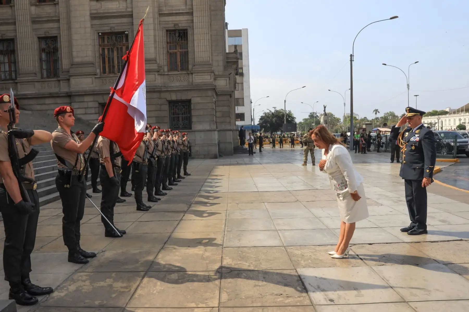 La presidenta Dina Boluarte participa en la ceremonia de juramentación del nuevo presidente del Jurado Nacional de Elecciones, Roberto Burneo Bermejo. Foto: ANDINA/Prensa Presidencia