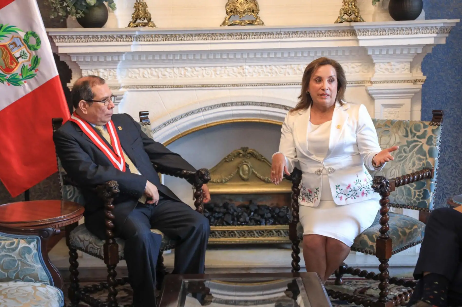 La presidenta Dina Boluarte participa en la ceremonia de juramentación del nuevo presidente del Jurado Nacional de Elecciones, Roberto Burneo Bermejo. Foto: ANDINA/Prensa Presidencia