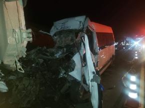 El choque de una miniván y un tráiler dejó cuatro muertos y varios heridos de consideración. El accidente se registró en la provincia de Camaná.