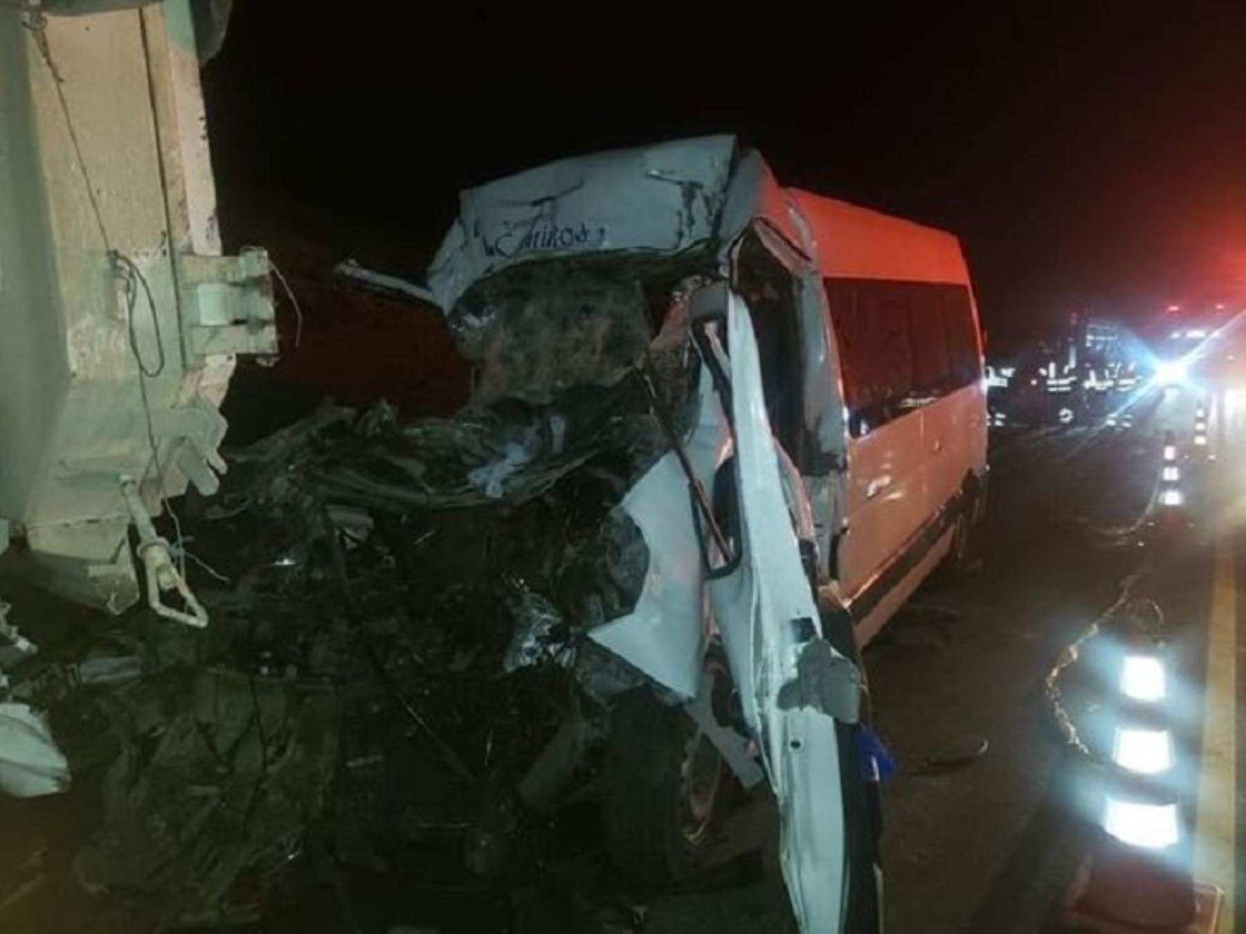 El choque de una miniván y un tráiler dejó cuatro muertos y varios heridos de consideración. El accidente se registró en la provincia de Camaná.