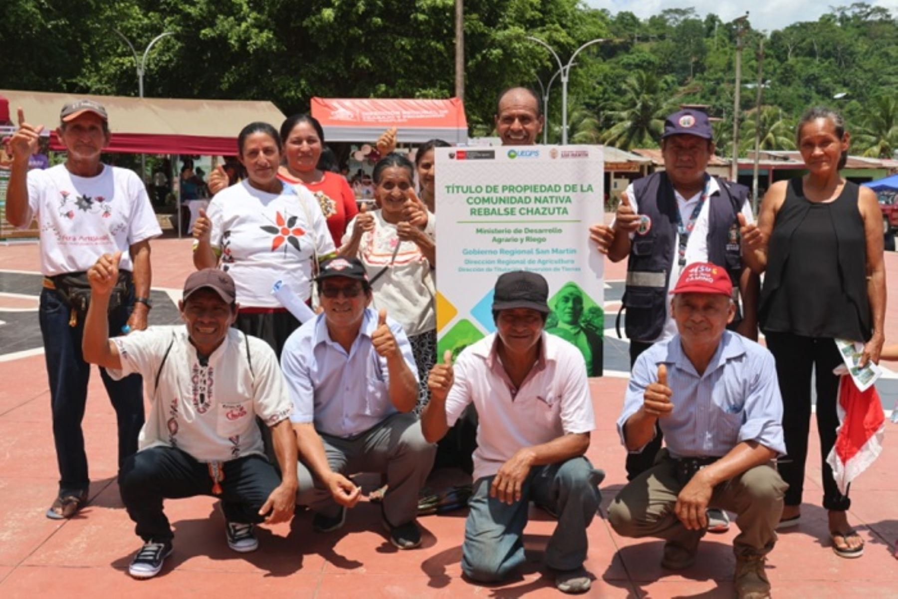 Tras una espera de 20 años y finalmente 3 horas de viaje fluvial, pobladores y representantes de 9 comunidades nativas de los distrito de Lamas, San Martín y El Dorado, lograron recibir del Midagri el título de propiedad de sus tierra.