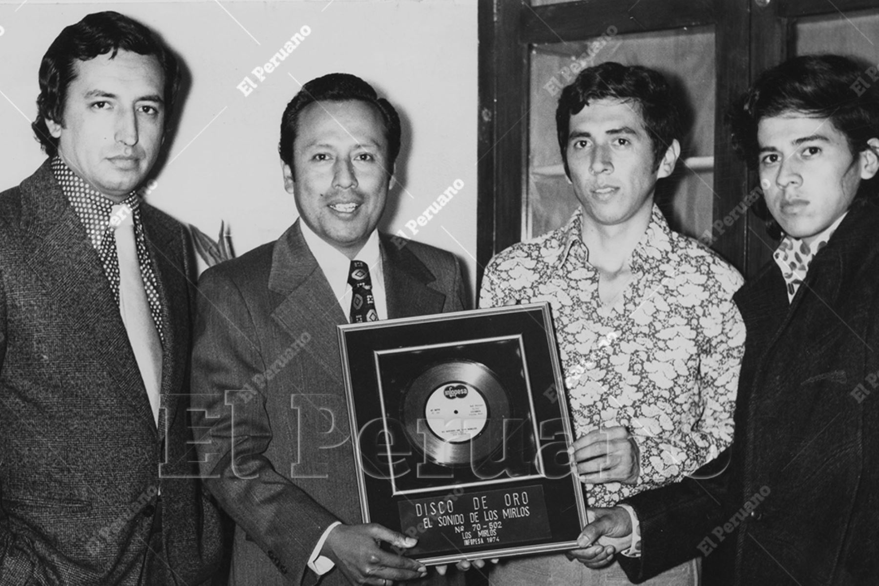 Lima - 1975 / El exitoso grupo musical Los Mirlos fue galardonado con el Disco de Oro 1974 del sello Infopesa. Foto: Archivo Histórico de El Peruano / Difusión