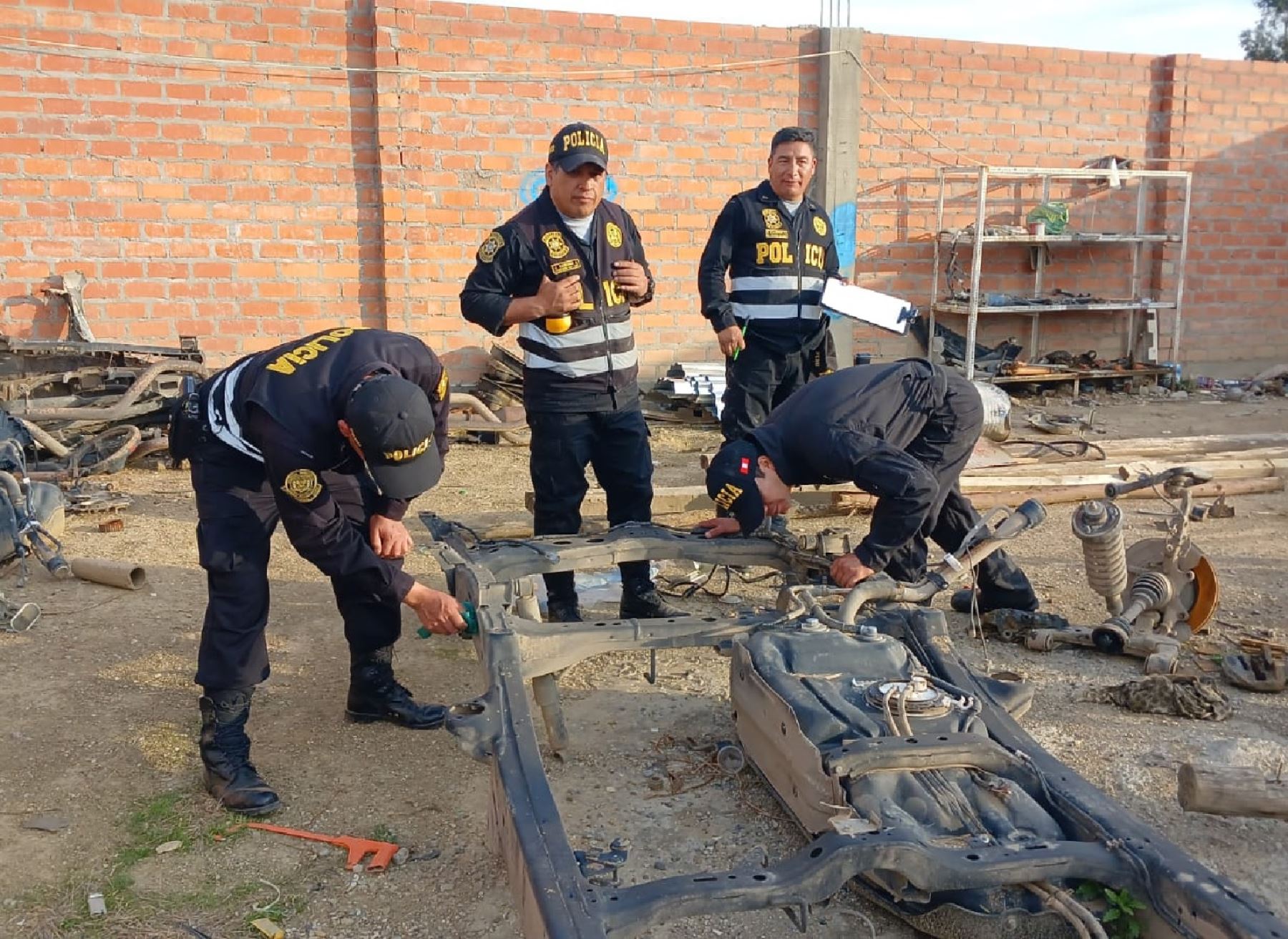 Agentes del Departamento de Investigación de Robo de Vehículos de la PNP en Huancayo desarticularon una banda delictiva que se dedicaba a desmantelar camionetas. Foto: Pedro Tinoco