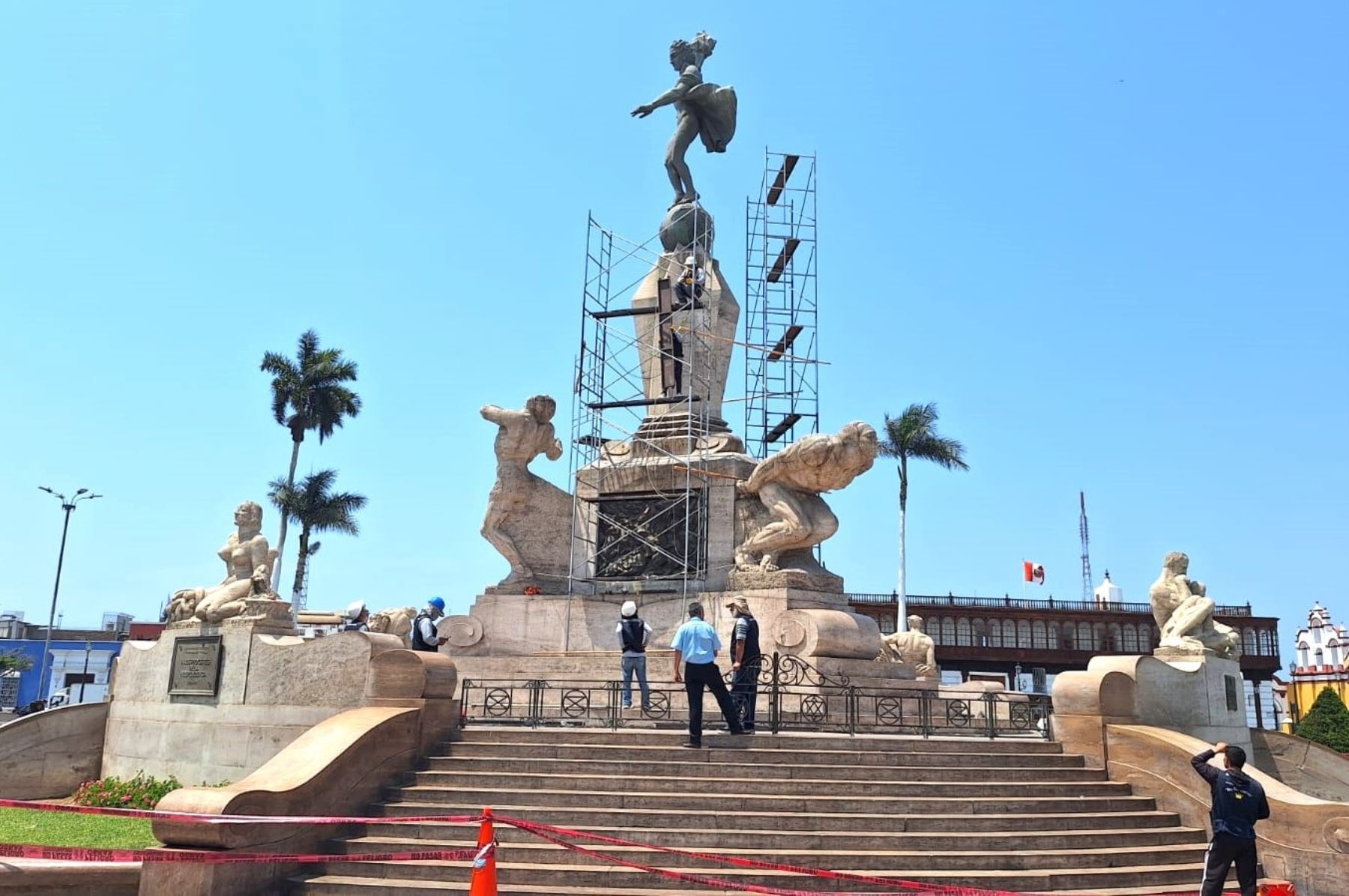 Municipalidad Provincial de Trujillo inició los trabajos de limpieza y mantenimiento del monumento a la libertad, la emblemática escultura ubicada en el centro de la plaza de Armas de la capital de La Libertad. Foto: Luis Puell