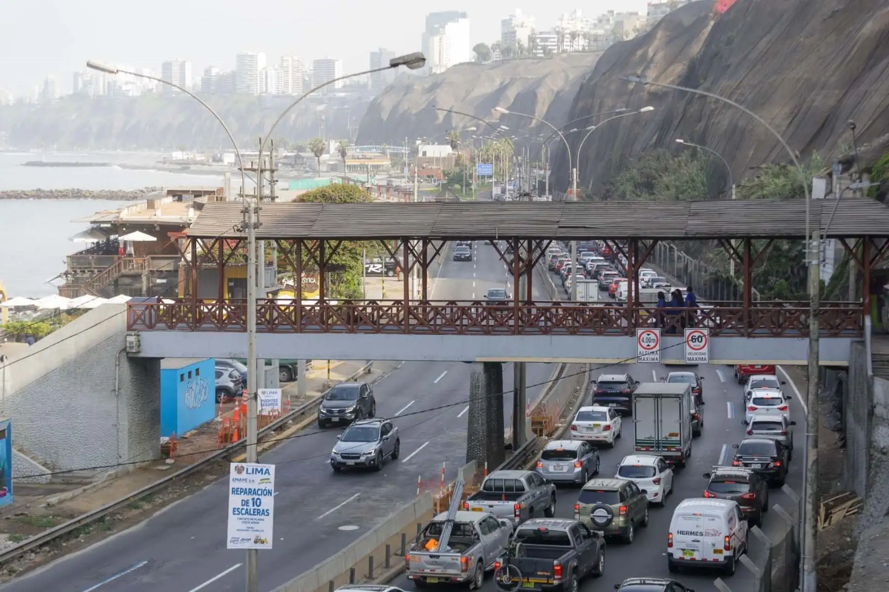 “Hoy se inició una gran intervención en la Costa Verde, en la que se incluyen diez puentes (escaleras) peatonales que serán renovados en su totalidad; así como todo el eje de la vía. Se invertirán más de 21 millones de soles en obras para renovar la pavimentación, la señalización y las áreas verdes de la vía”, detalló a TV Perú Carlos Peña, gerente general de Emape. Foto: ANDINA/Difusión