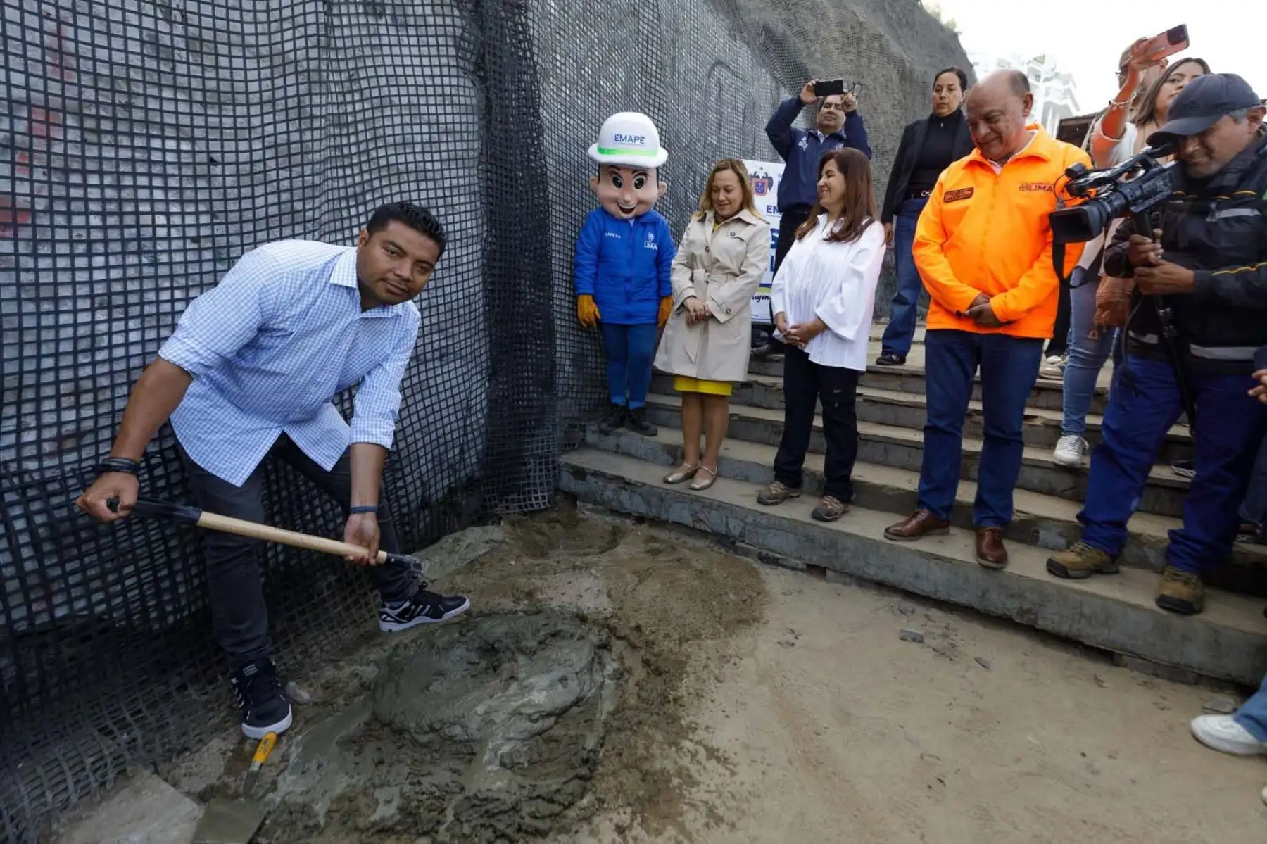Las escaleras están ubicadas en las bajadas Brasil, Marbella, María Reiche, Isaac Rabin, Los Baños, Agua Dulce; en los accesos Armendáriz y Regatas; en el malecón Balta y en la Unidad Salvamento. Se van reparar los pasos, contrapasos, parapetos, barandas, pisos adoquinados y pisos de concreto; además de construir muros de contención y sardineles, instalar áreas verdes, entre otras acciones. Foto: ANDINA/Difusión