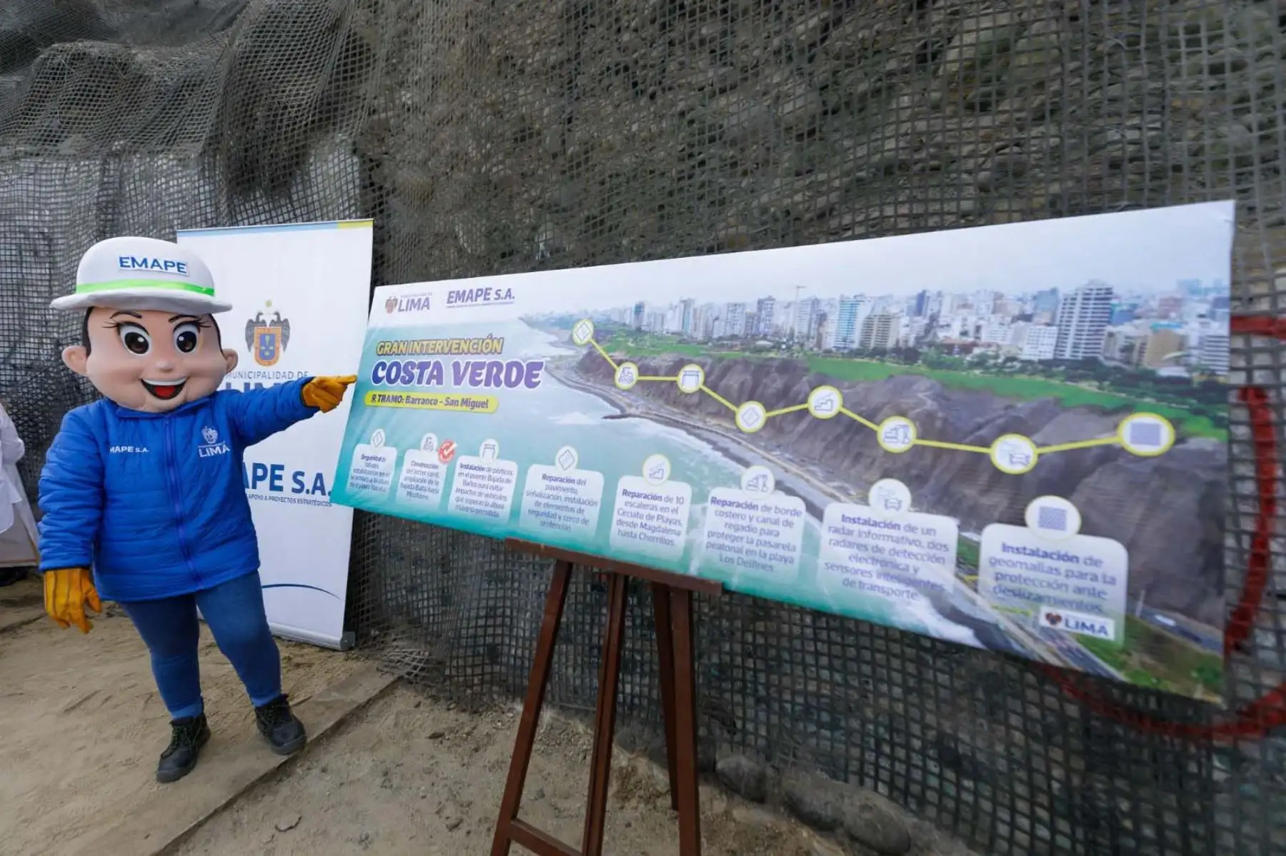 Por otro lado, como trabajo de emergencia se viene reparando el borde costero y canal de regadío a la altura de la playa Los Delfines, en Miraflores. Esto ayudará a proteger la pasarela peatonal. Foto: ANDINA/Difusión