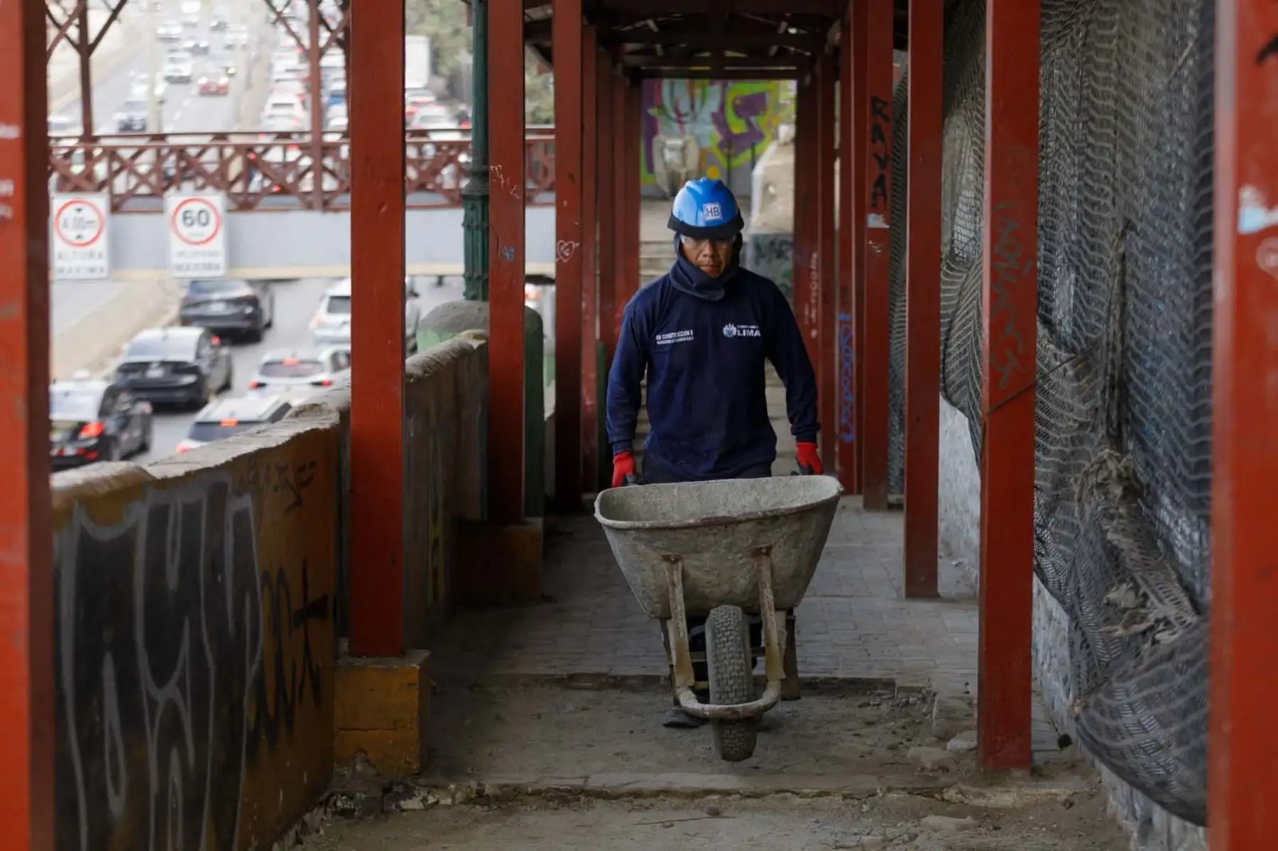 Además, para salvaguardar la integridad de los puentes de la Costa Verde, se instalan pórticos cerca de la infraestructura del puente Bajada de Baños, en ambos sentidos de la vía. Esto evitará impactos de vehículos que superan la altura máxima permitida. Foto: ANDINA/Difusión
