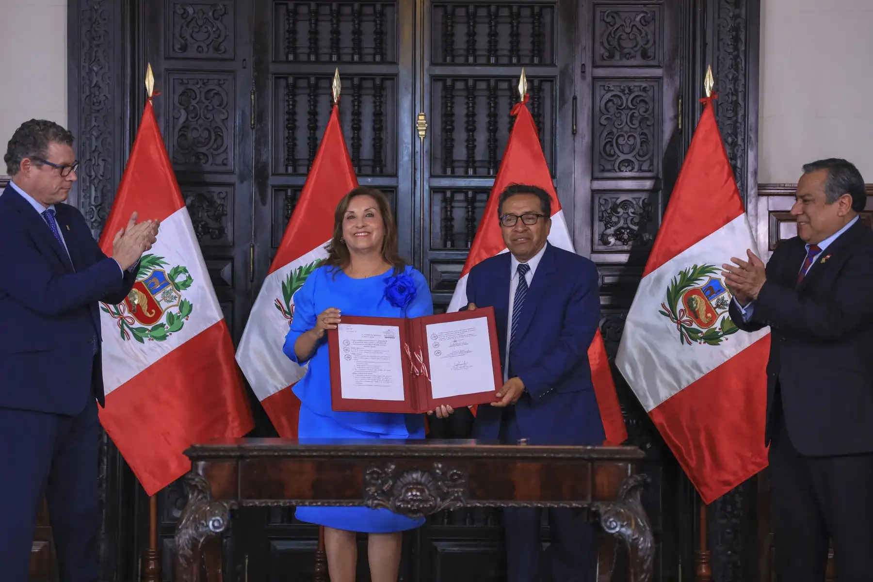La señora Presidenta de la República participará de la Promulgación de la Ley que autoriza el nombramiento de los docentes contratados en las Universidades públicas, para la categoría de Profesor Auxiliar y Profesor Asociado; el cual busca asegurar la estabilidad laboral del docente, la mejora de la calidad educativa y el fortalecimiento de la Educación Superior Pública en el Perú. Foto: ANDINA/Prensa Presidencia