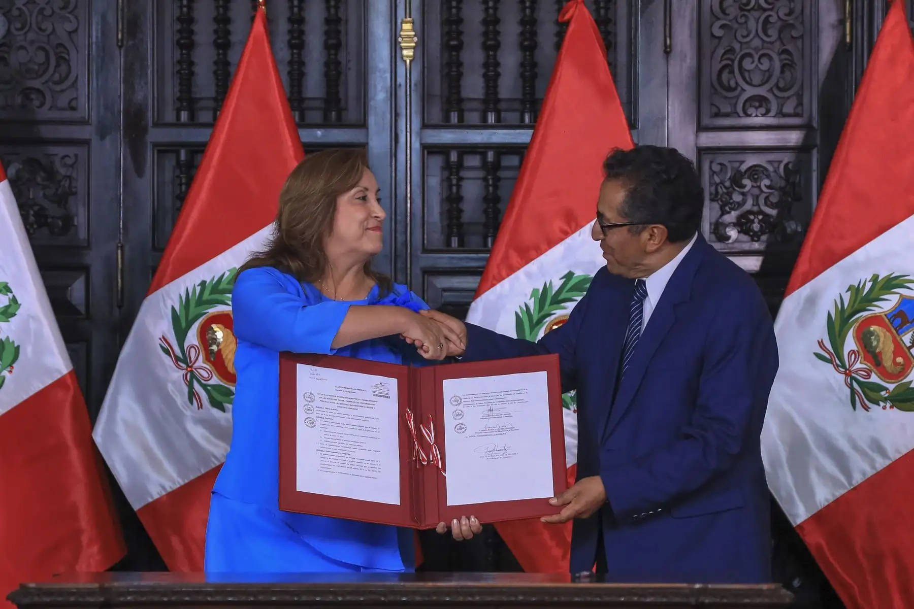 La señora Presidenta de la República participará de la Promulgación de la Ley que autoriza el nombramiento de los docentes contratados en las Universidades públicas, para la categoría de Profesor Auxiliar y Profesor Asociado; el cual busca asegurar la estabilidad laboral del docente, la mejora de la calidad educativa y el fortalecimiento de la Educación Superior Pública en el Perú. Foto: ANDINA/Prensa Presidencia