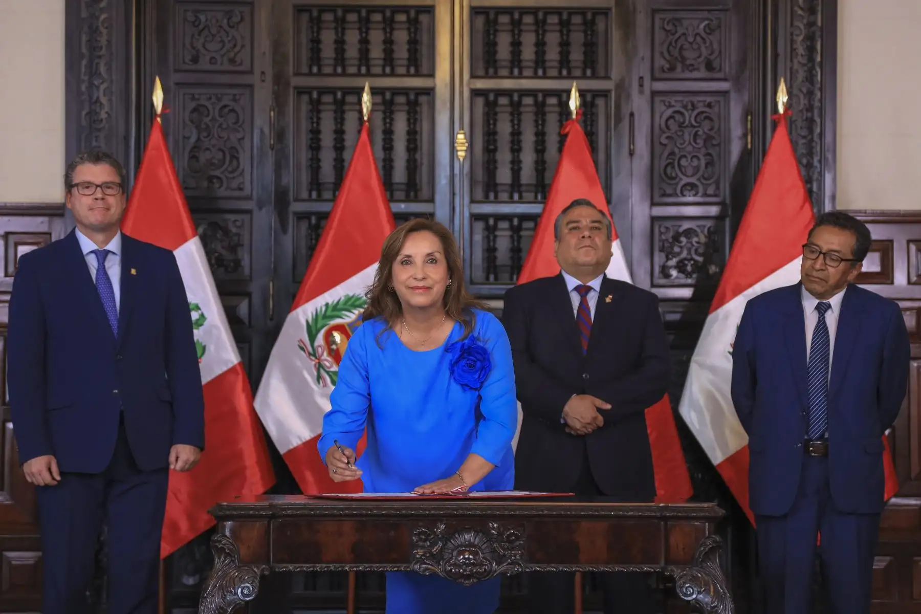 La señora Presidenta de la República participará de la Promulgación de la Ley que autoriza el nombramiento de los docentes contratados en las Universidades públicas, para la categoría de Profesor Auxiliar y Profesor Asociado; el cual busca asegurar la estabilidad laboral del docente, la mejora de la calidad educativa y el fortalecimiento de la Educación Superior Pública en el Perú. Foto: ANDINA/Prensa Presidencia