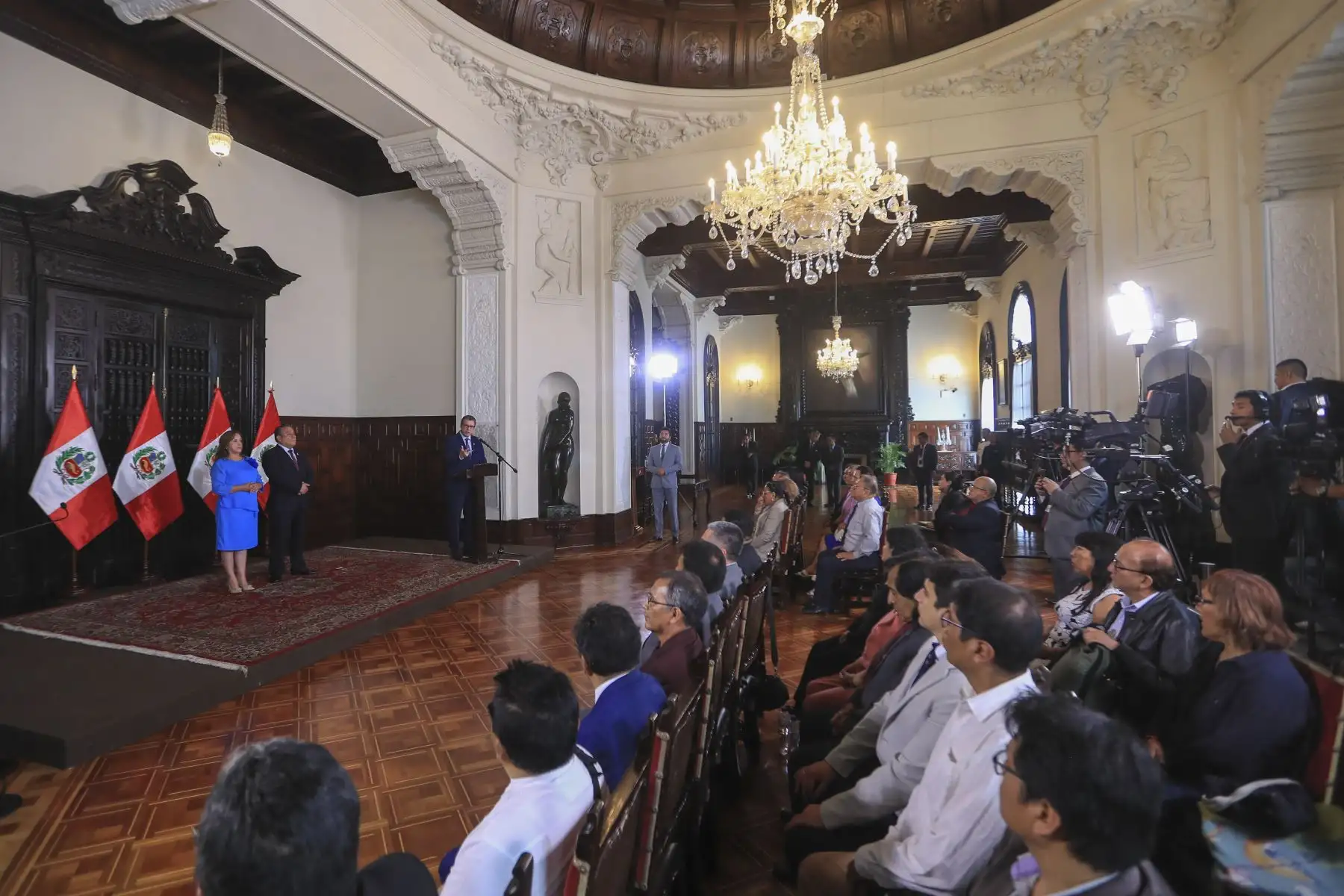 La señora Presidenta de la República participará de la Promulgación de la Ley que autoriza el nombramiento de los docentes contratados en las Universidades públicas, para la categoría de Profesor Auxiliar y Profesor Asociado; el cual busca asegurar la estabilidad laboral del docente, la mejora de la calidad educativa y el fortalecimiento de la Educación Superior Pública en el Perú. Foto: ANDINA/Prensa Presidencia