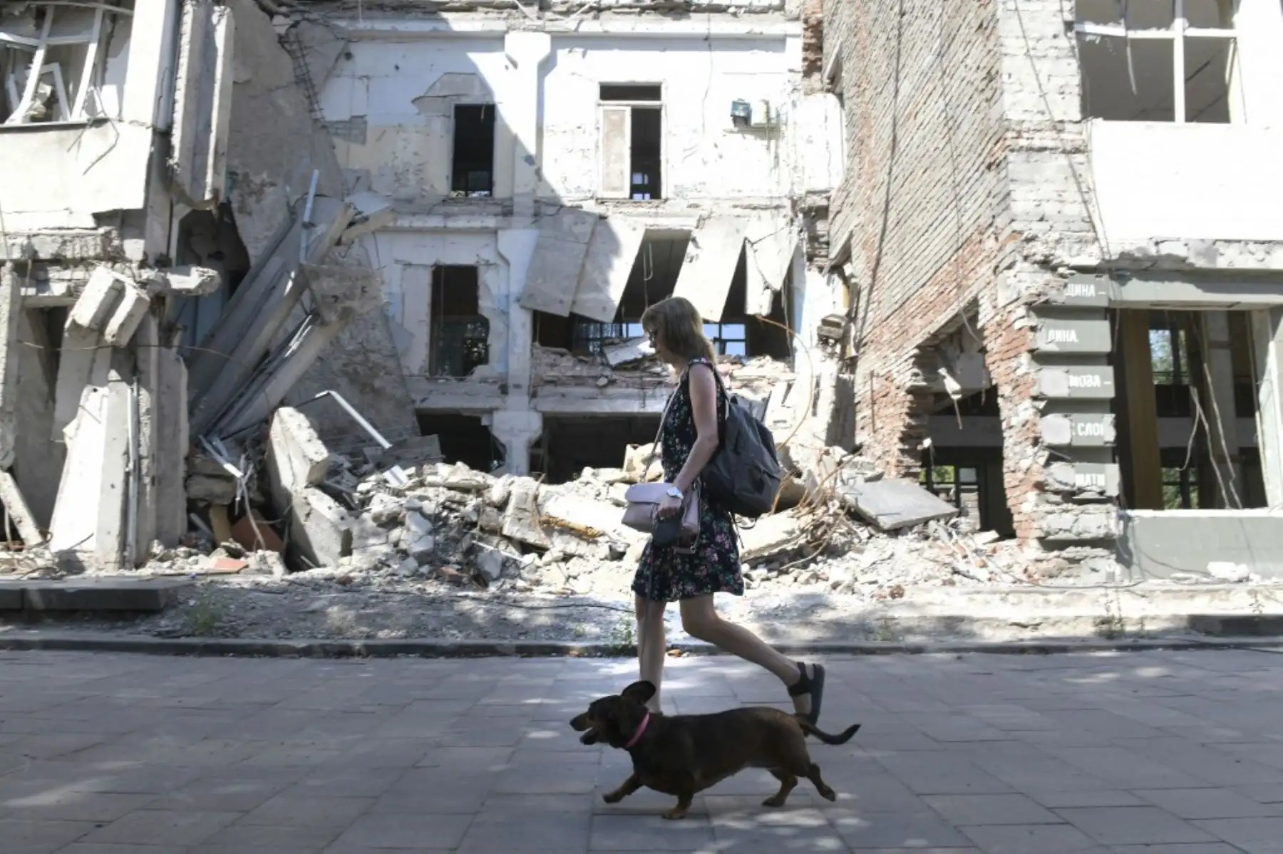 Aunque reconoce estos avances rusos, Kiev insiste en que tienen lugar a un precio récord de pérdidas humanas y de material, y se aferra, como llevan haciéndolo desde el segundo año de la guerra, a la esperanza de que el Kremlin se quede sin hombres y equipamiento para suplir estas bajas. Foto: AFP