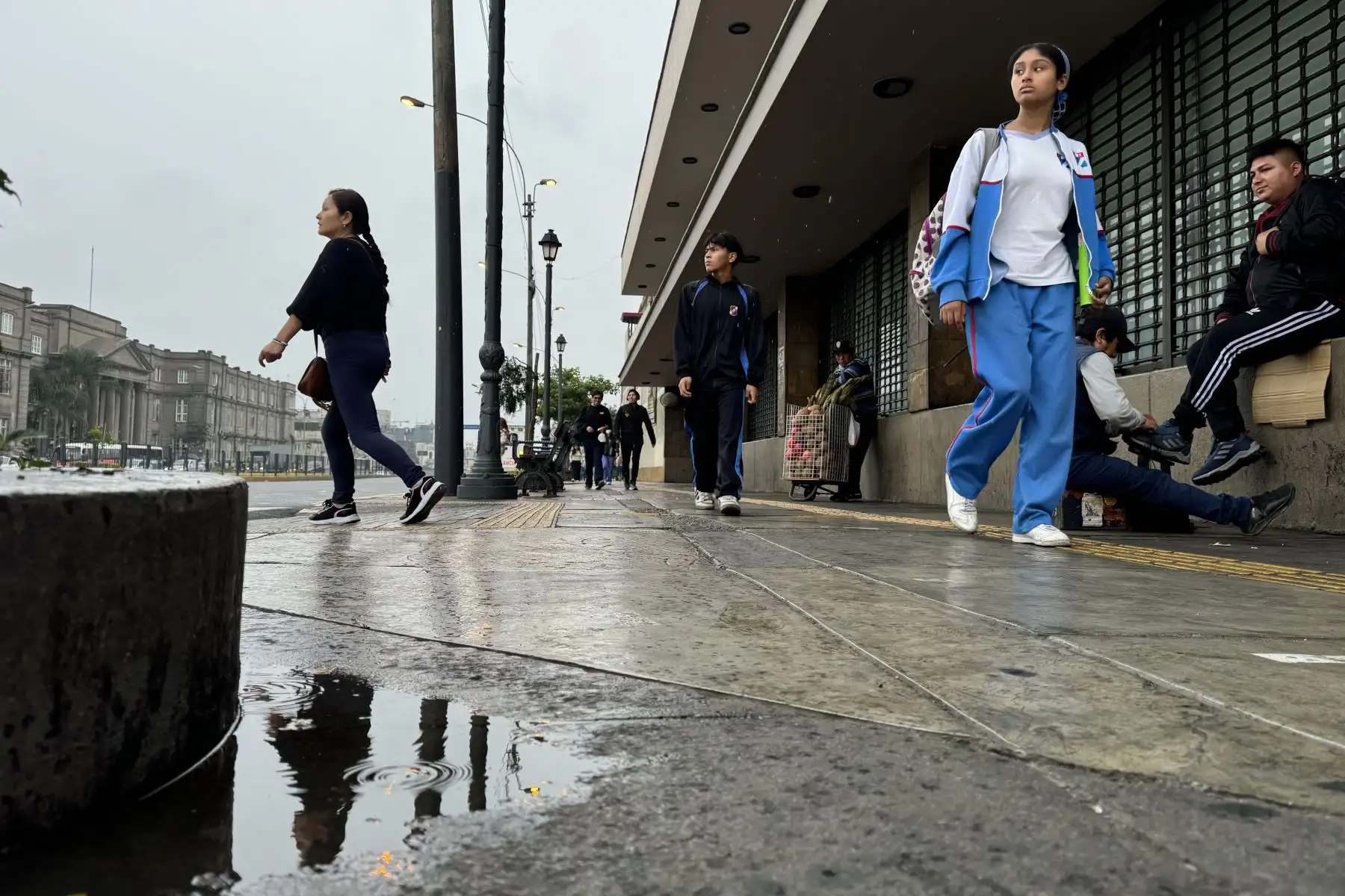 La ciudad de Lima amaneció con una lluvia ligera el viernes 22 de noviembre de 2024. Foto: ANDINA/Daniel Bracamonte