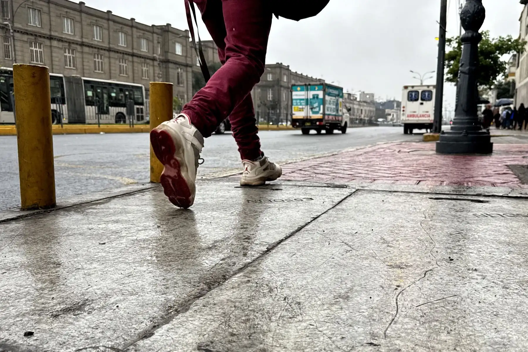 La ciudad de Lima amaneció con una lluvia ligera el viernes 22 de noviembre de 2024. Foto: ANDINA/Daniel Bracamonte