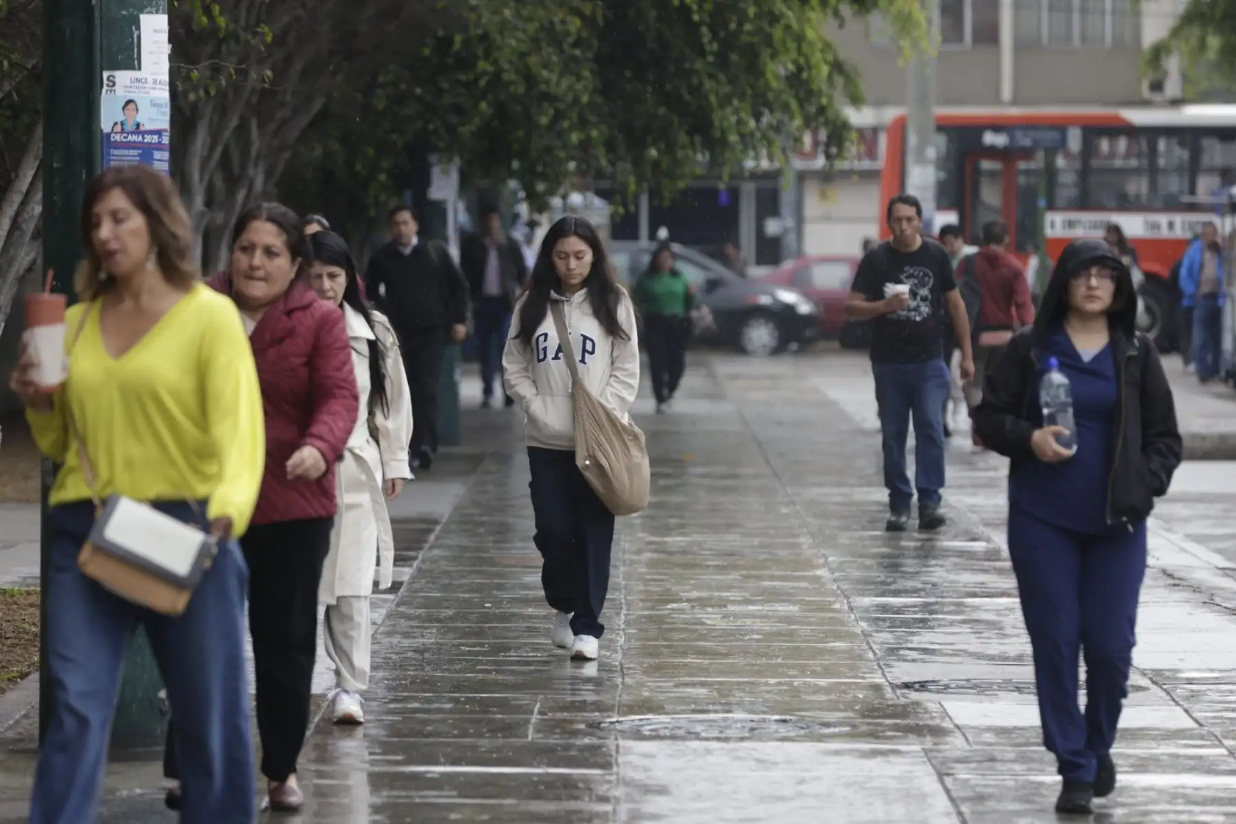 Lima amaneció hoy bajo un cielo completamente nublado y con una sorpresiva y momentánea lluvia en algunos distritos luego de continuos días del sol característico de la estación primavera. Foto: ANDINA/ Luis Iparraguirre